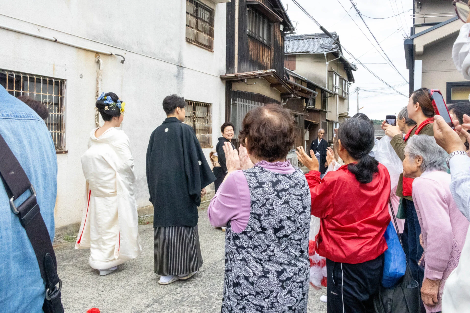 地元の人たちから拍手を送られる長谷川さん夫婦