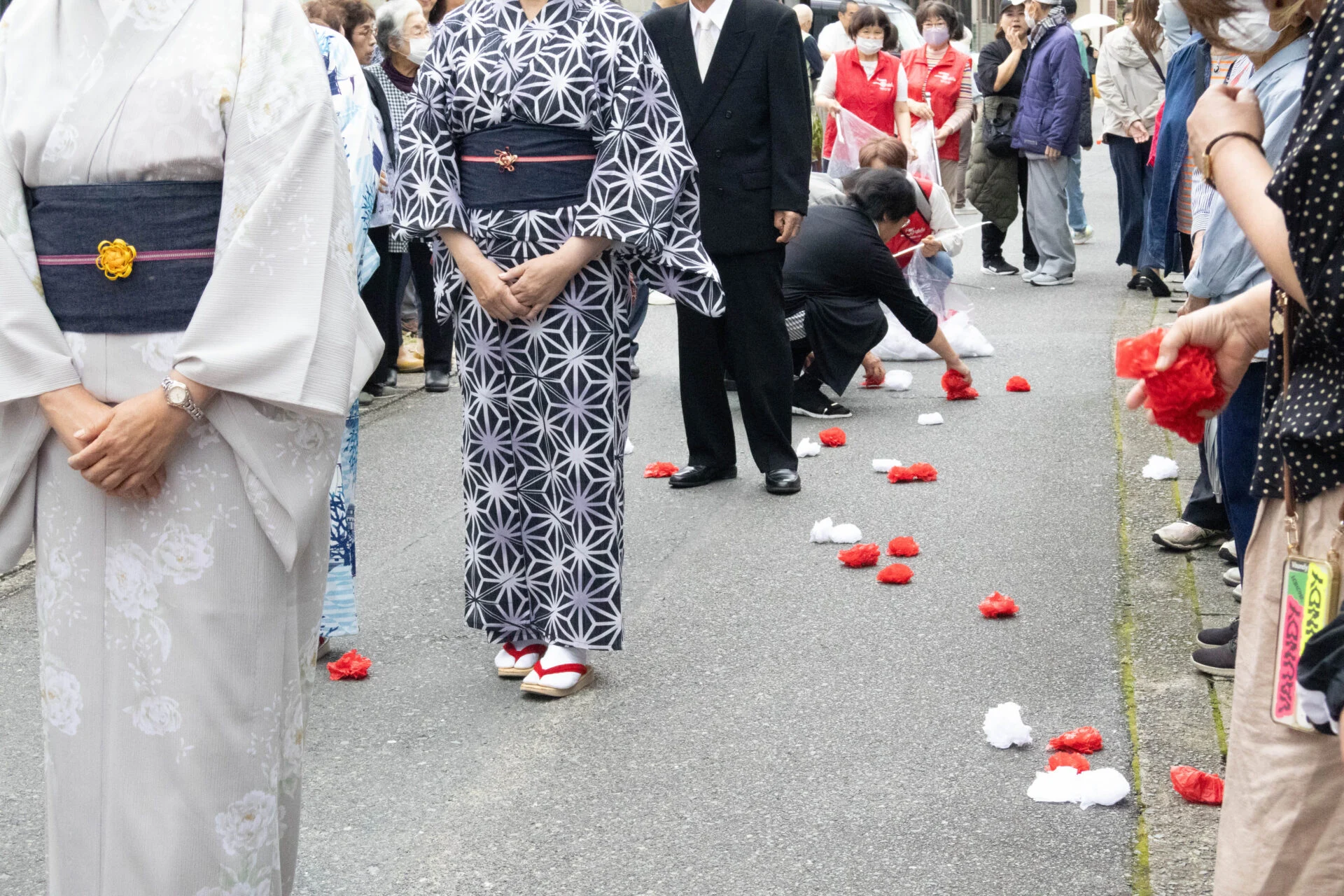 道に落ちたポンポンを拾うスタッフ
