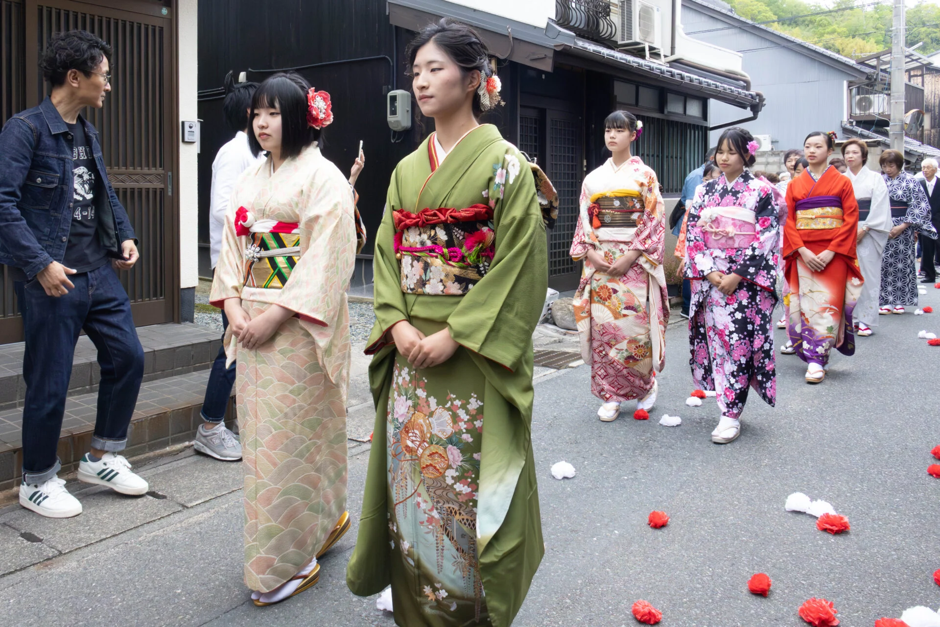 花嫁道中の後方は、着物を着た地域の人たちが歩く