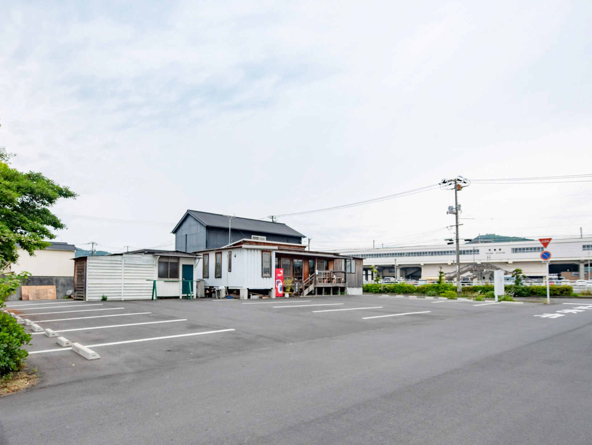 敷地内に駐車場が15台分ある。右奥に見えるのは、JR児島駅