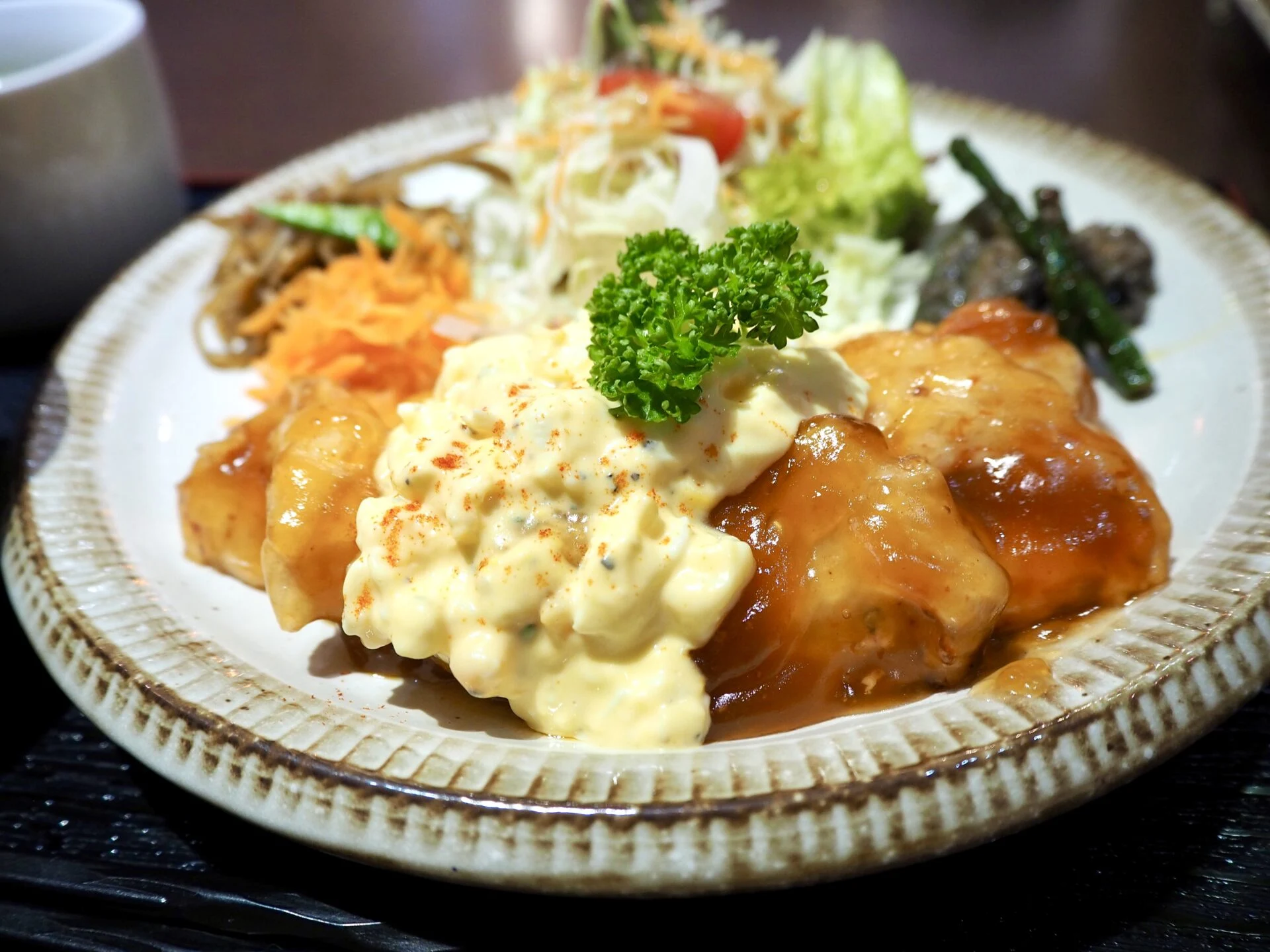 こだわりのタルタルソースが味わえるチキン南蛮