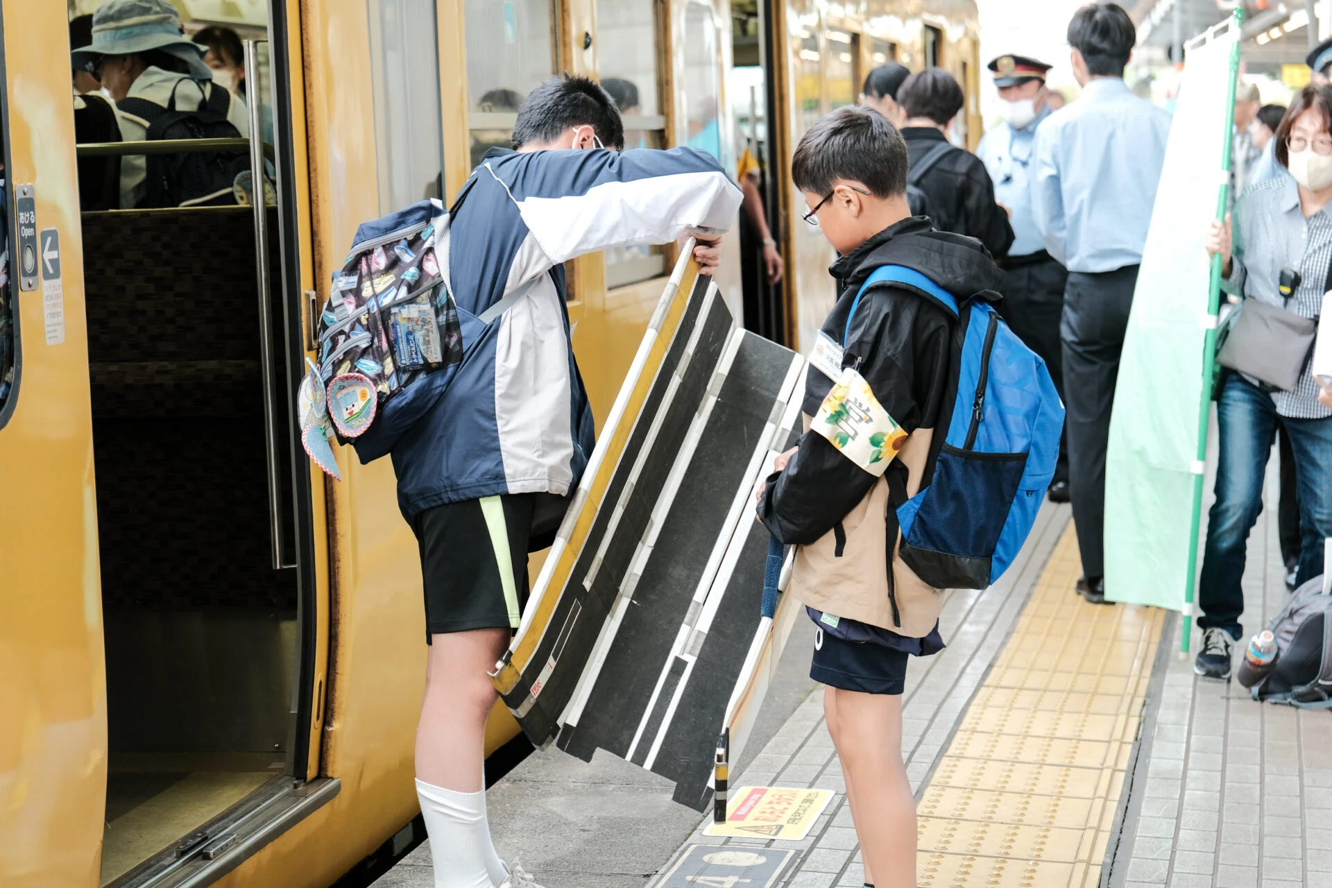 設営ボランティアに参加した小学生
