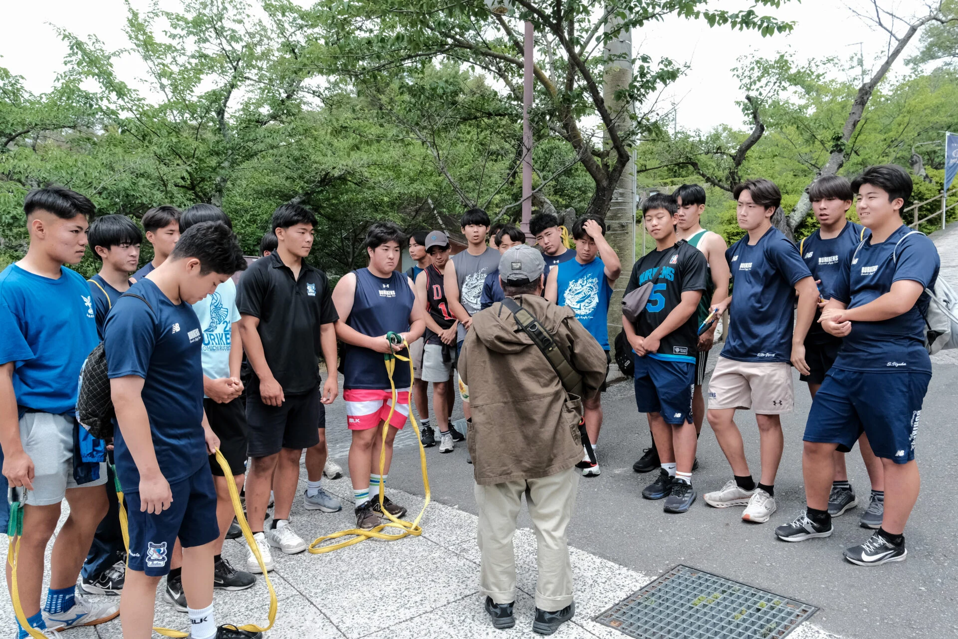 介助の説明を受ける高校生