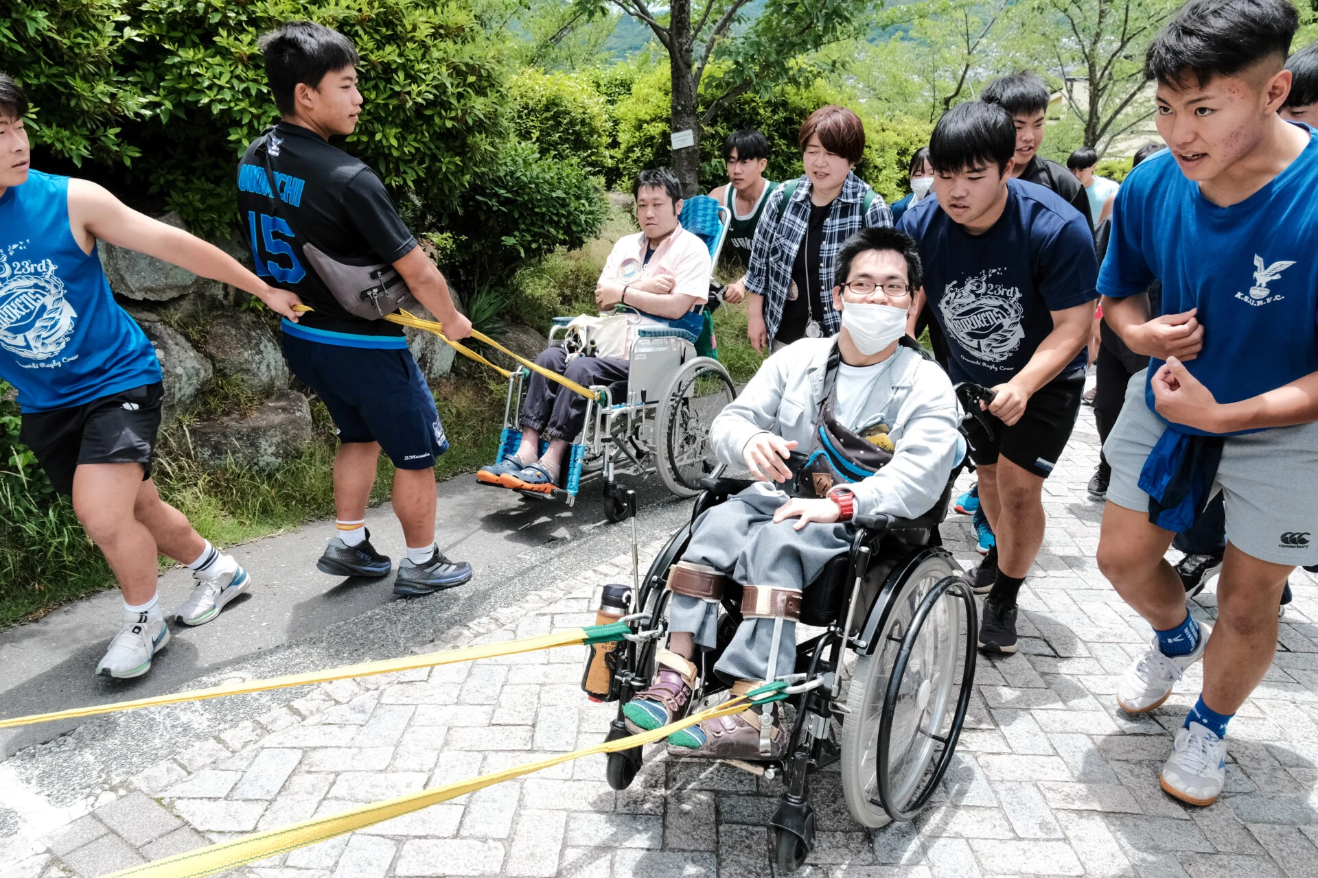 千光寺展望台へ車椅子をひく