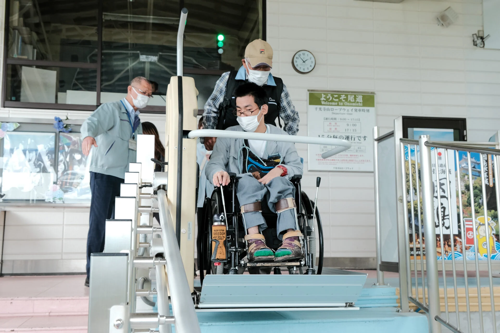 車椅子用昇降機を使用