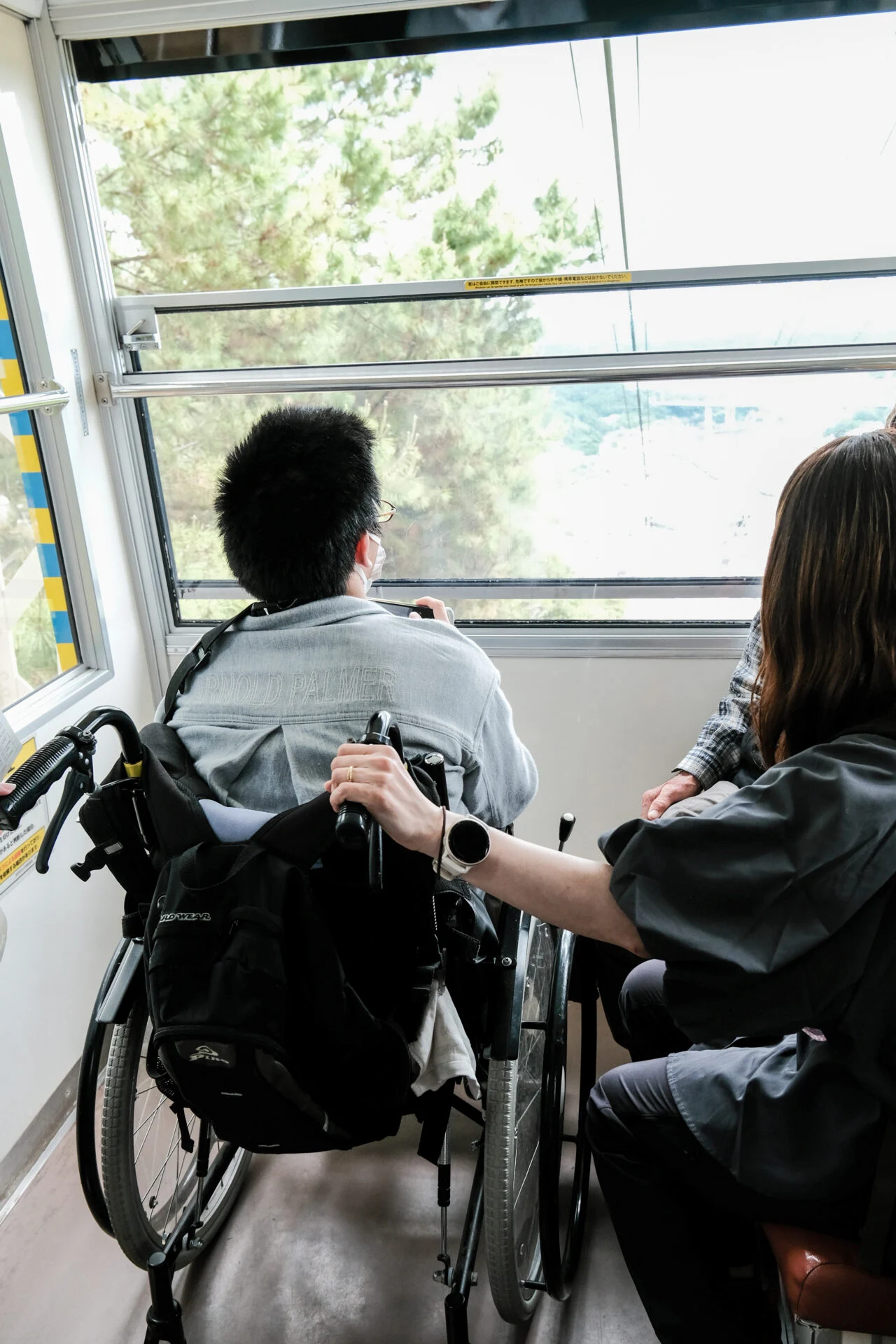 車椅子でロープウェイに乗車