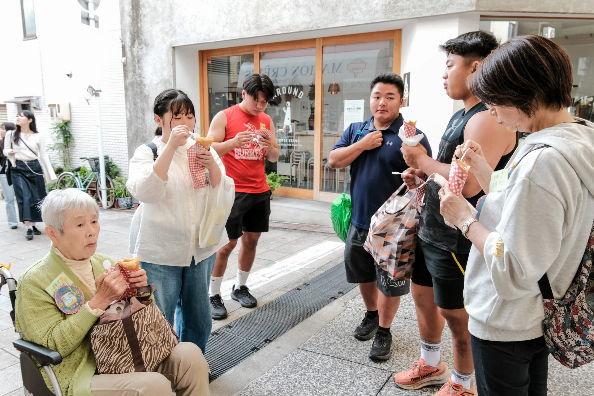商店街でスイーツを楽しむ参加者