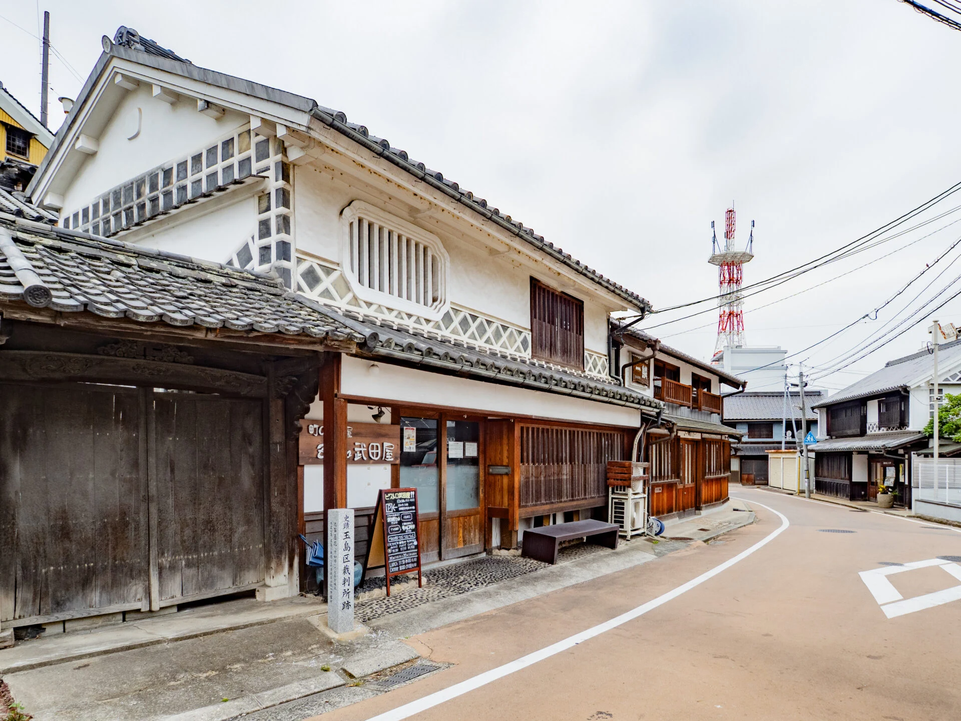 羽黒神社の北麓の栄町にも古い建造物が並ぶ