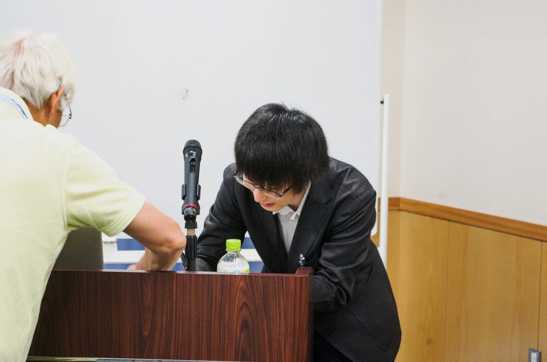 「シリーズ藩物語 岡田藩」にサインを求められている今津さん