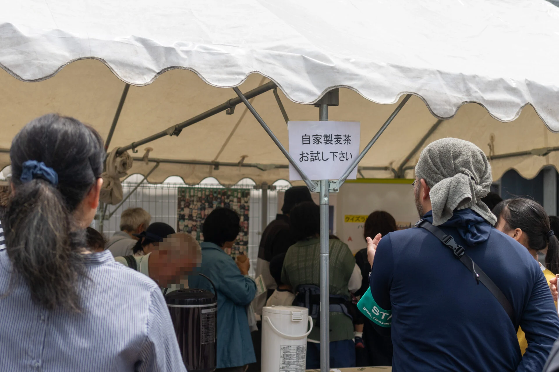 中庭のテントでは麦茶の提供もありました