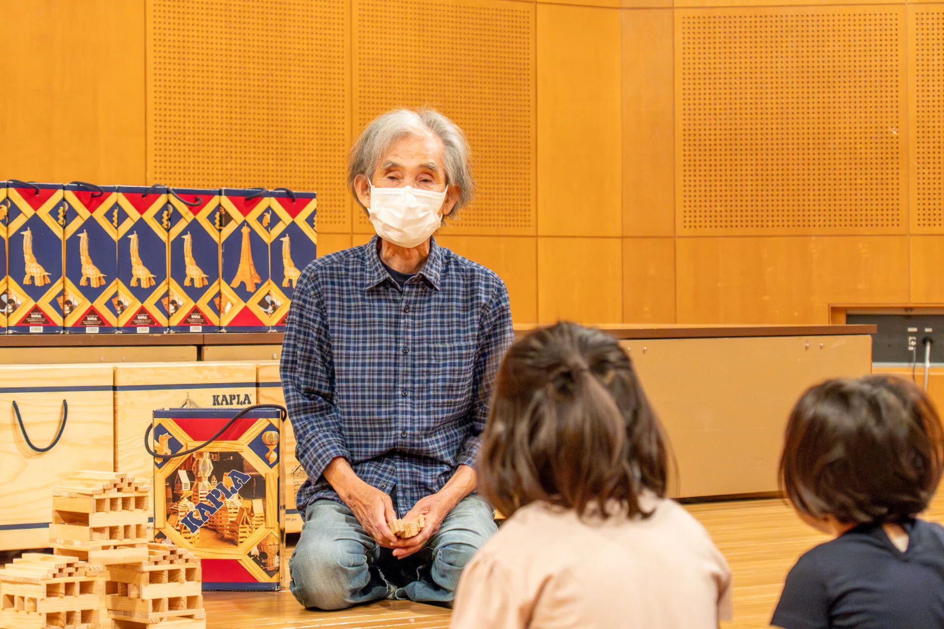 日野さんの説明に耳を傾ける子どもたち