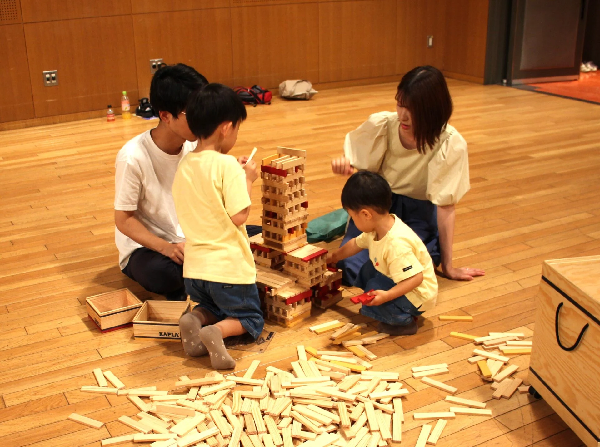 家族で大きな建物を制作