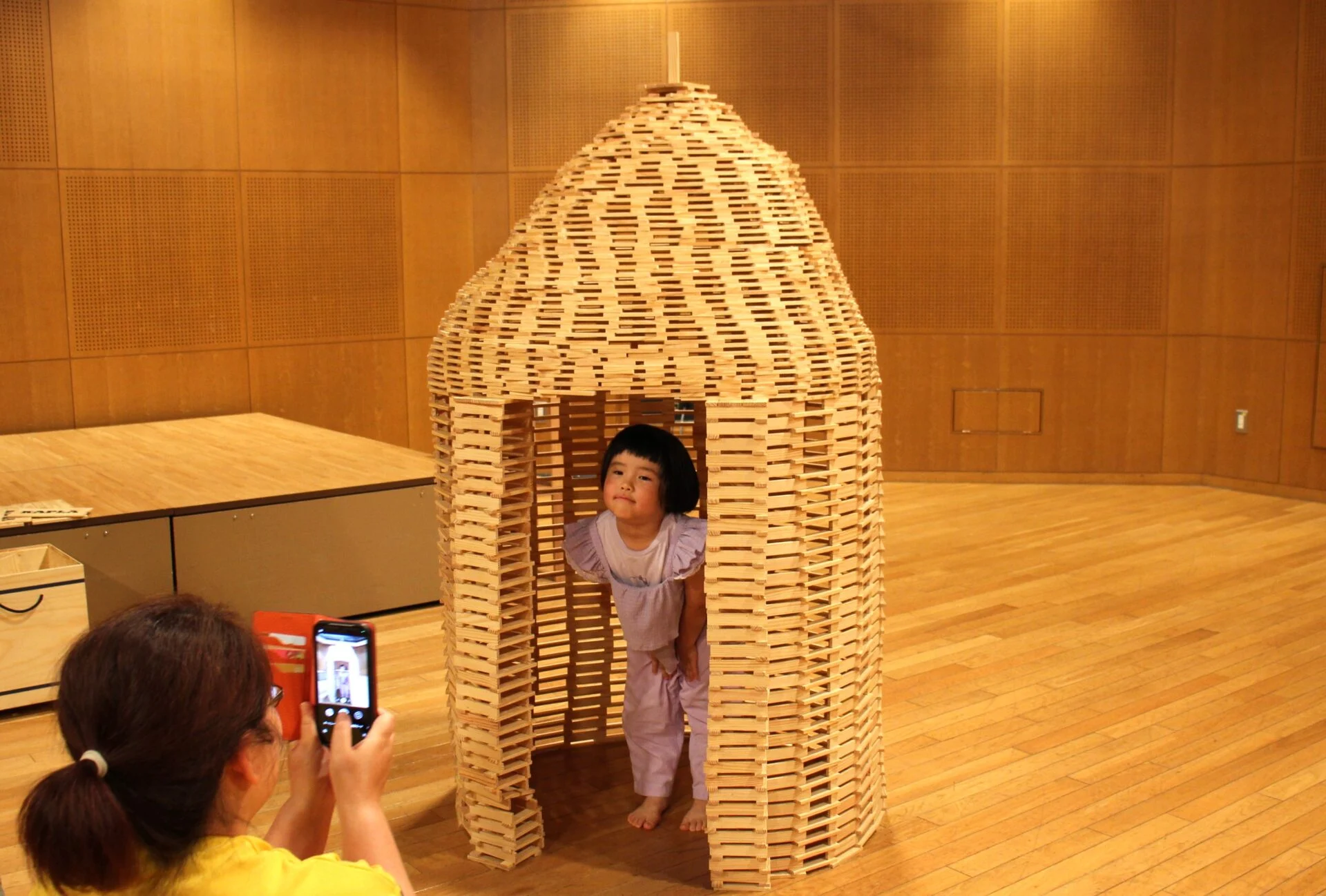 人気のフォトスポット。小さな板を重ねただけで、人が入れるほど大きなものが作れる