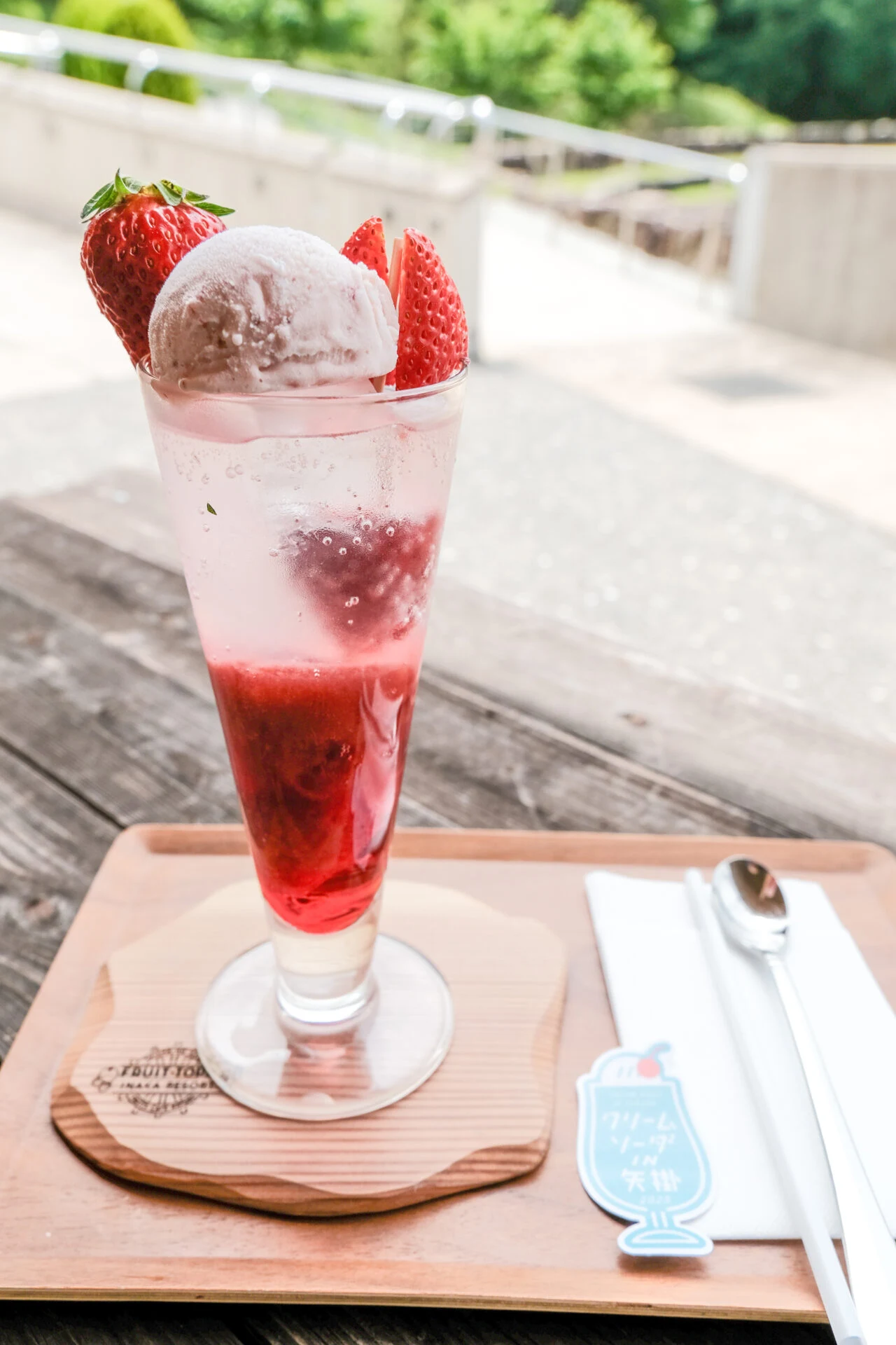 フレッシュいちごのクリームソーダ