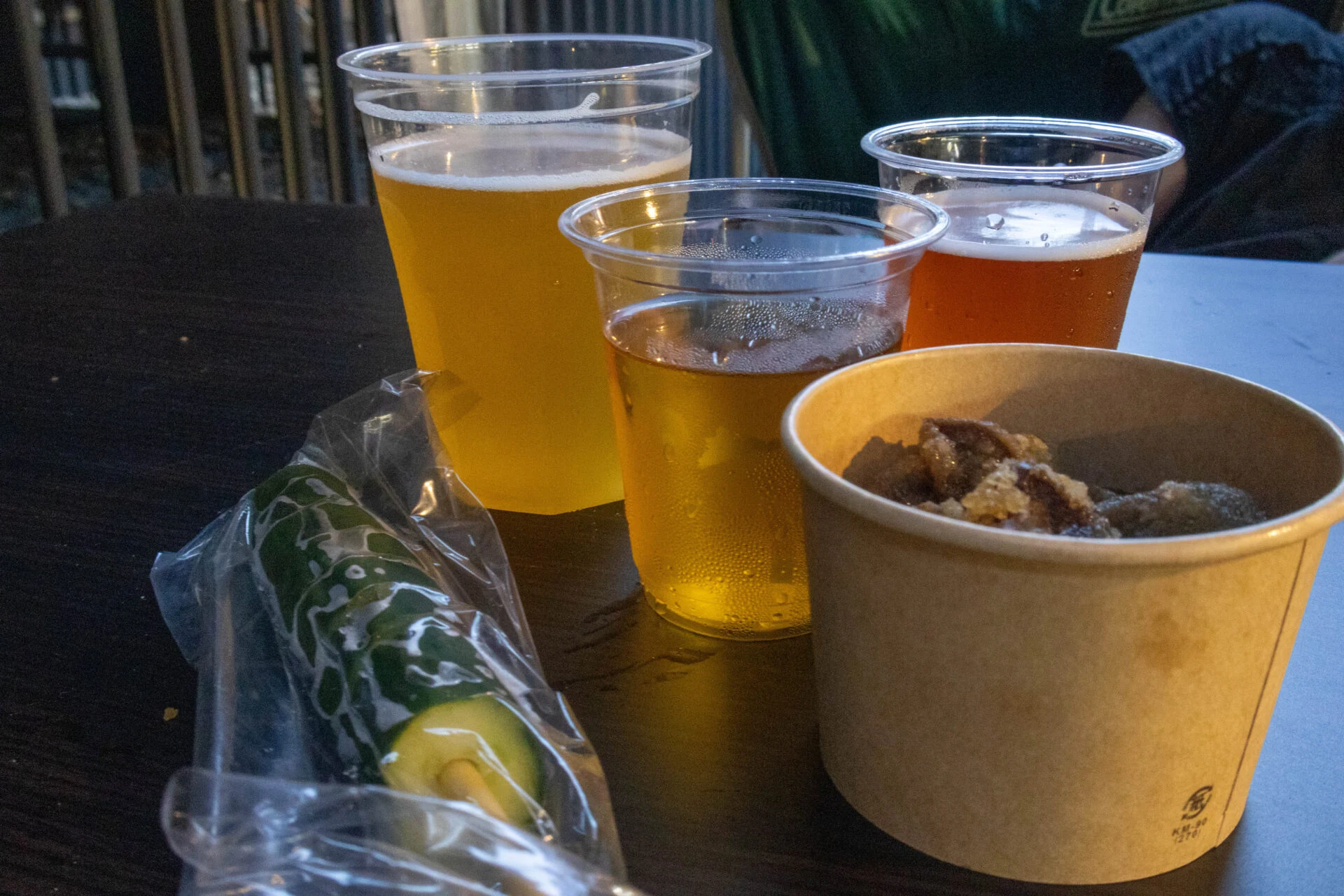 おつまみを食べながらクラフトビールを楽しむ