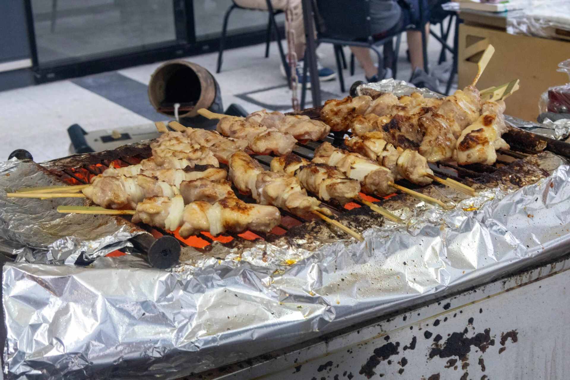 炭火で焼かれる焼き鳥