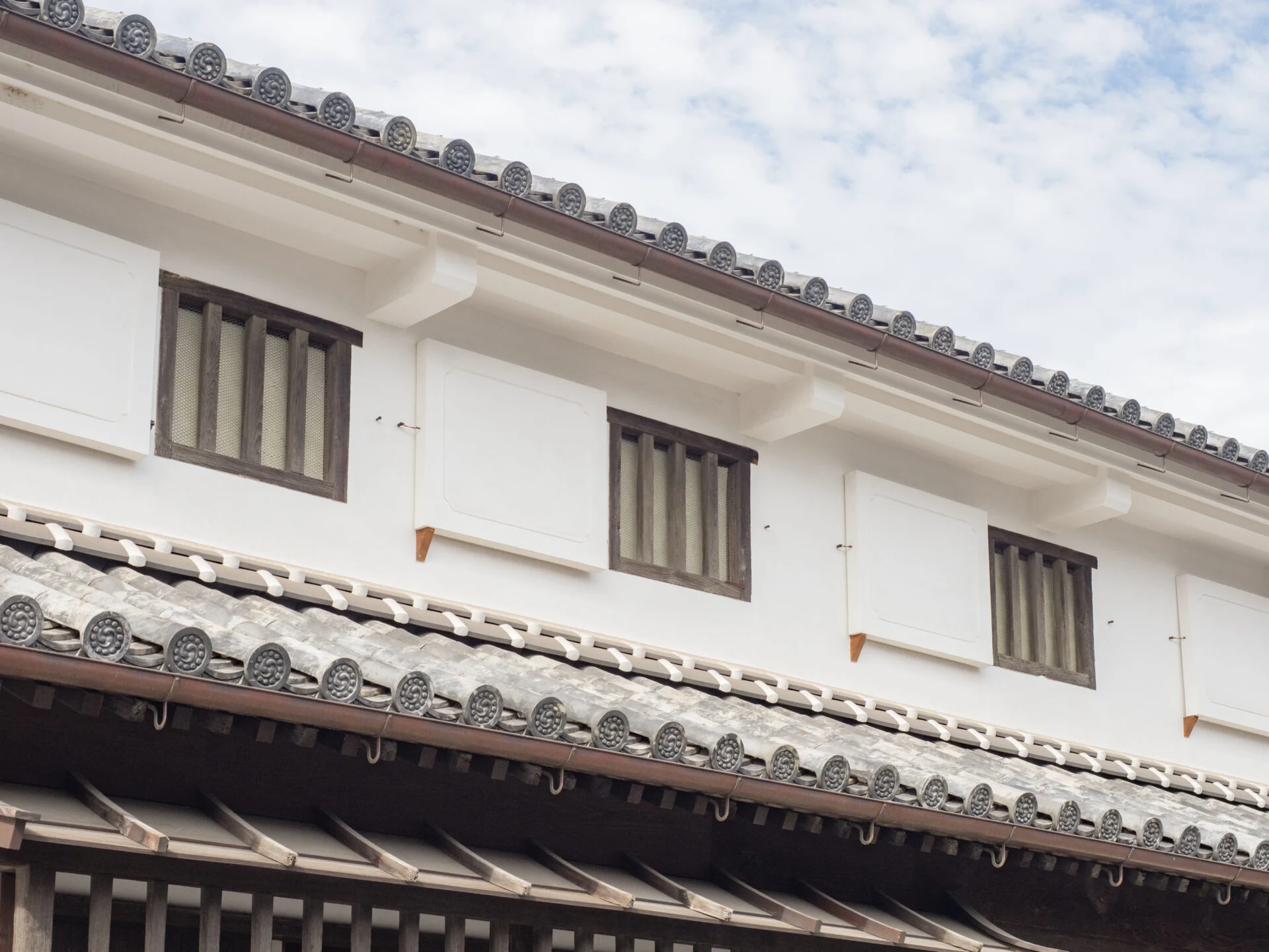 井上家住宅の扉付き倉敷窓