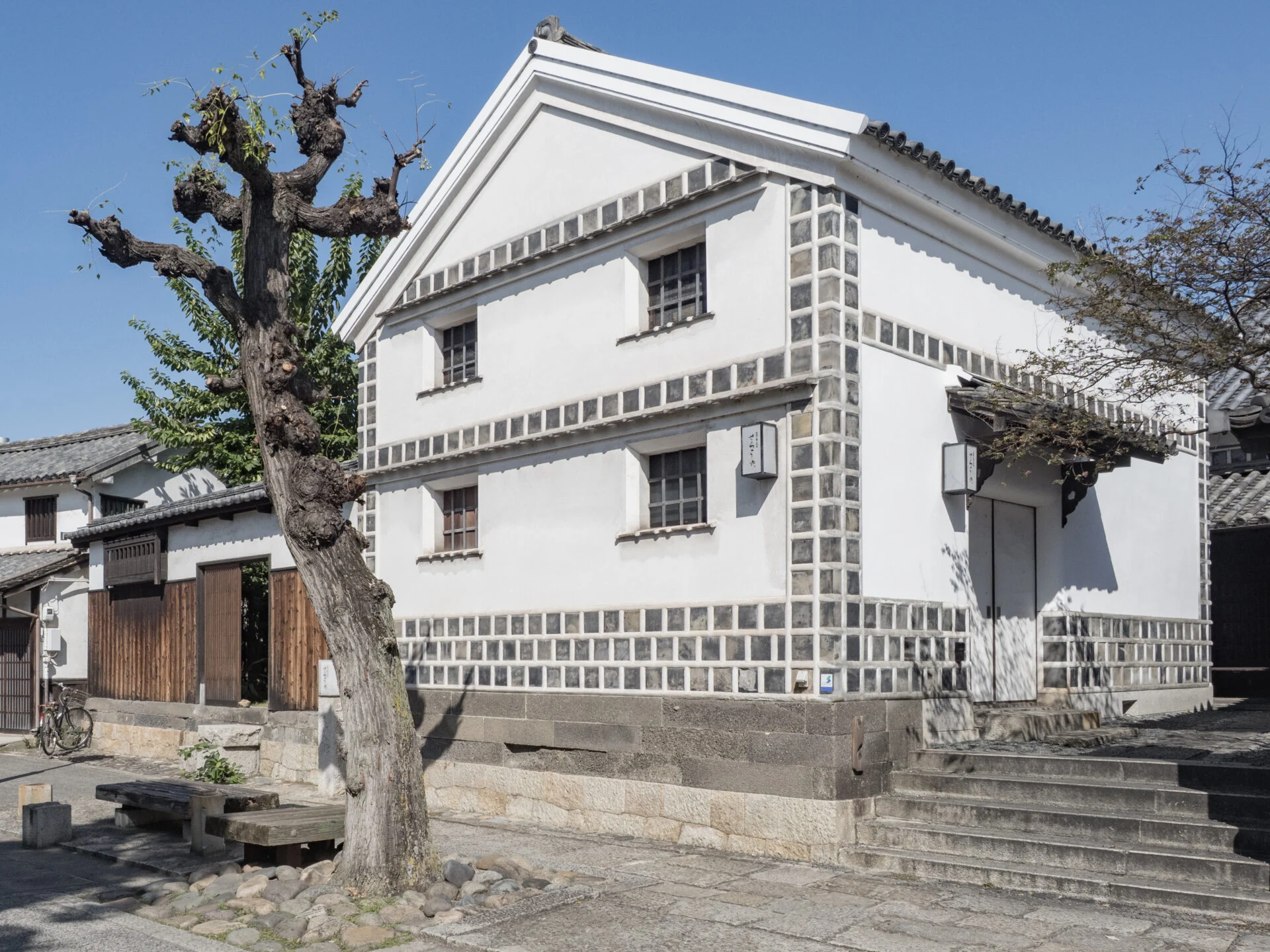 倉敷川畔の町並み：土蔵造の蔵
