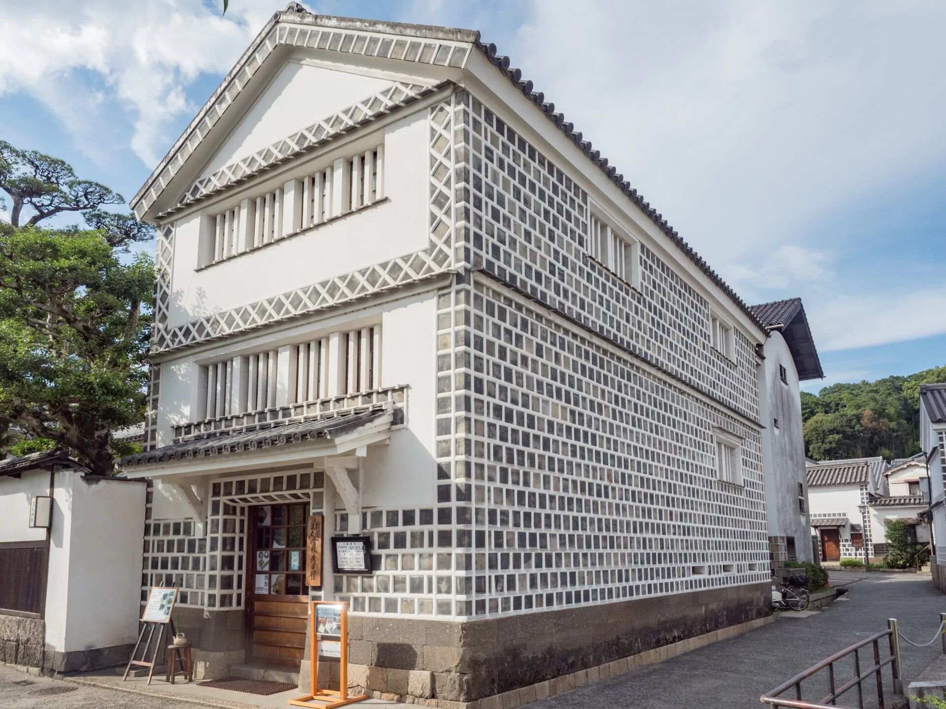 倉敷考古館は、かつての蔵を戦後増改築したもの