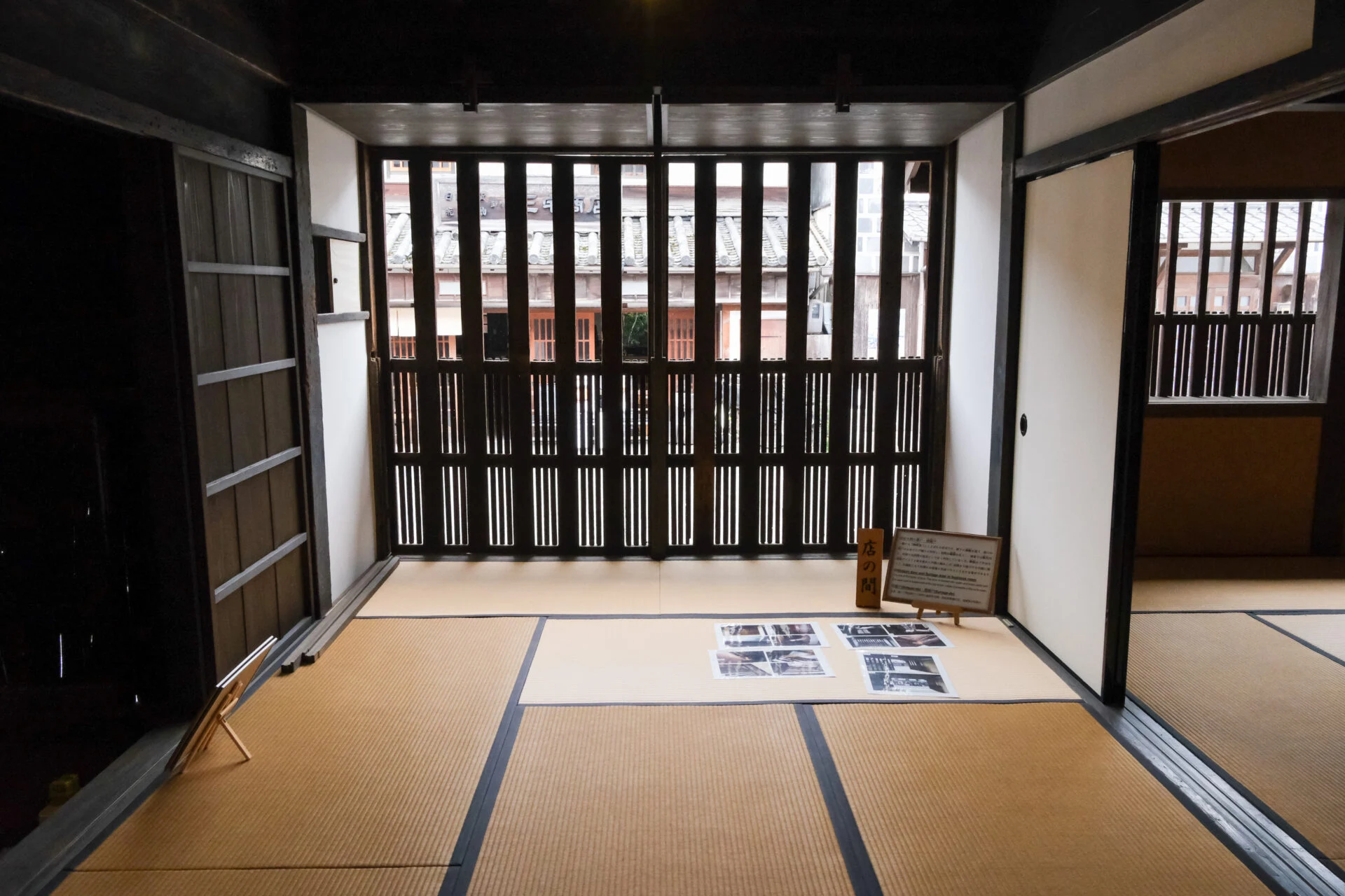 開けた状態の蔀戸（しとみど）と摺揚戸（すりあげど）