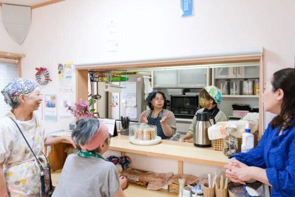 談笑するスタッフ
