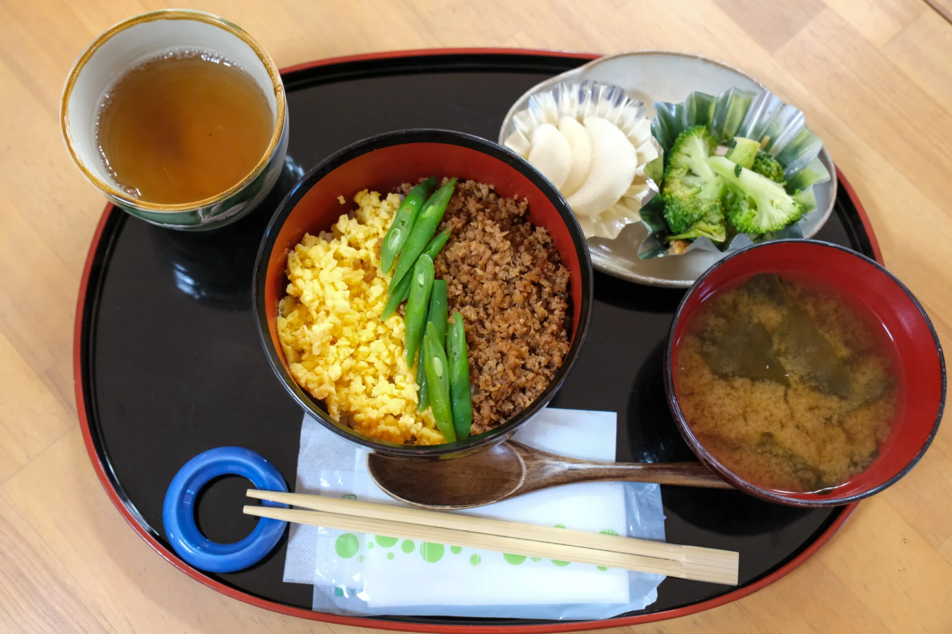 鳥そぼろ三色丼
