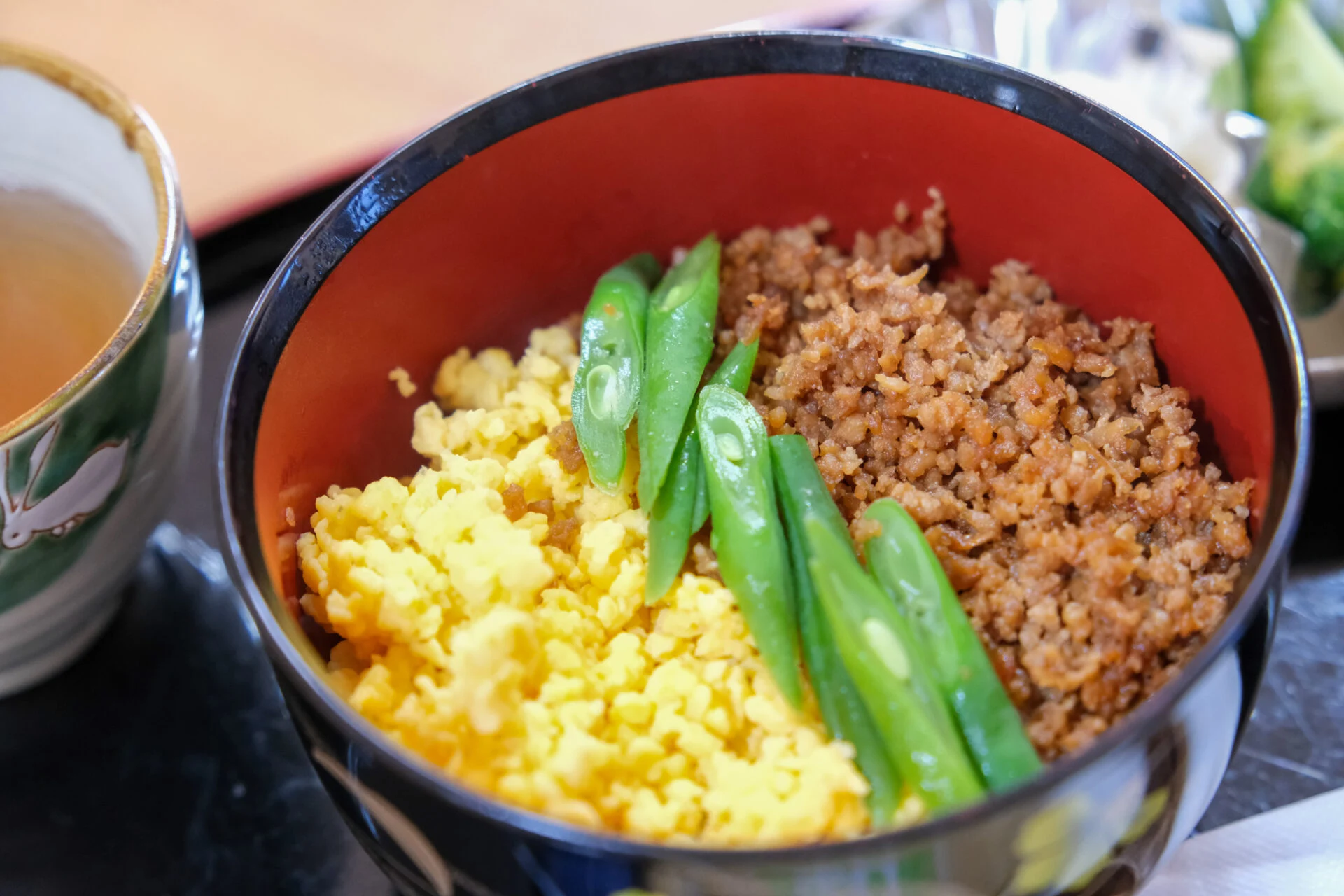 鳥そぼろ三色丼