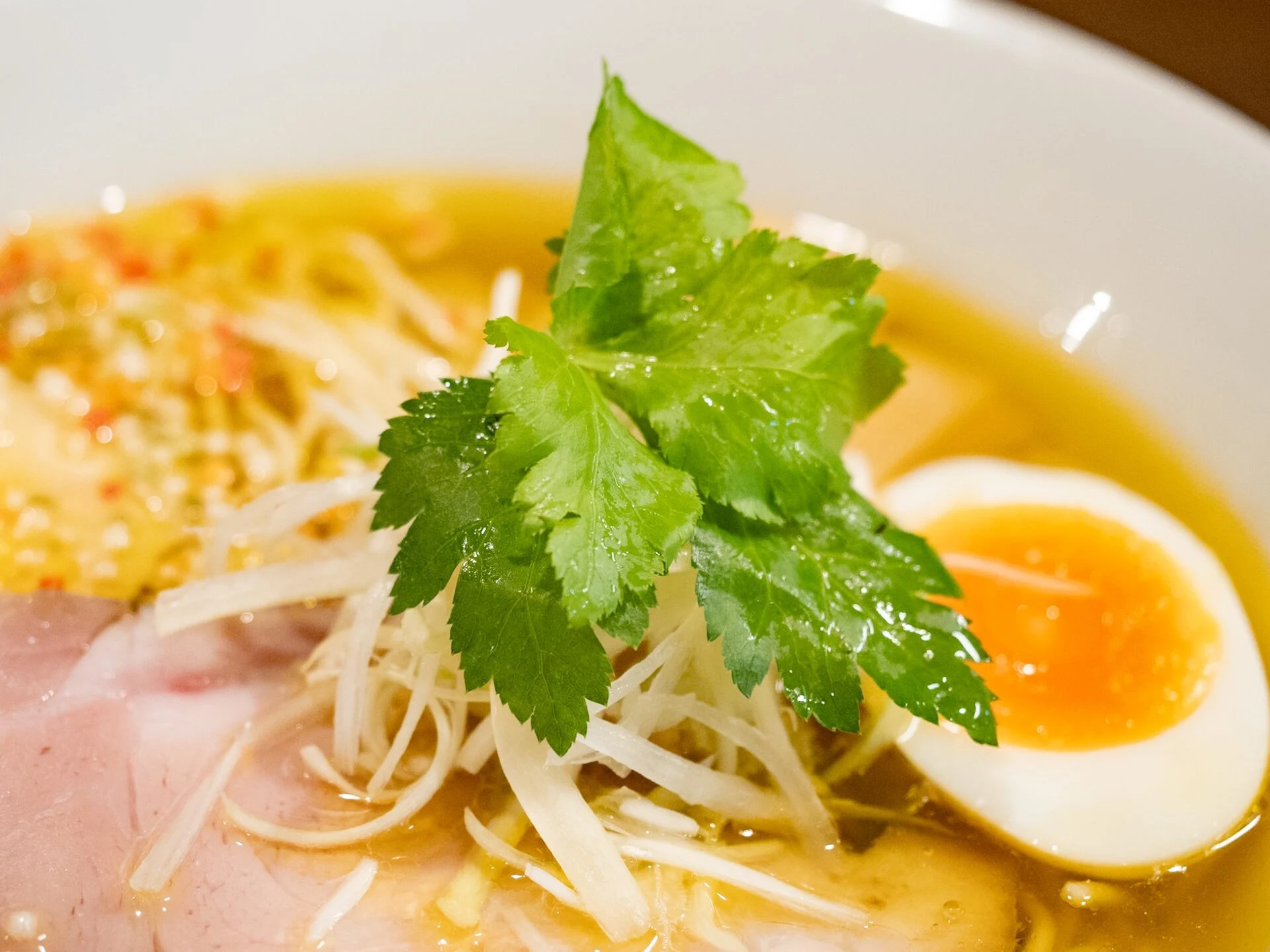 鶏中華そばに載るミツバ