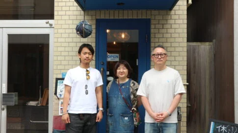 デニムロッジネストの前で並ぶ黒明さん、中庭さん、中埜さん（右から）