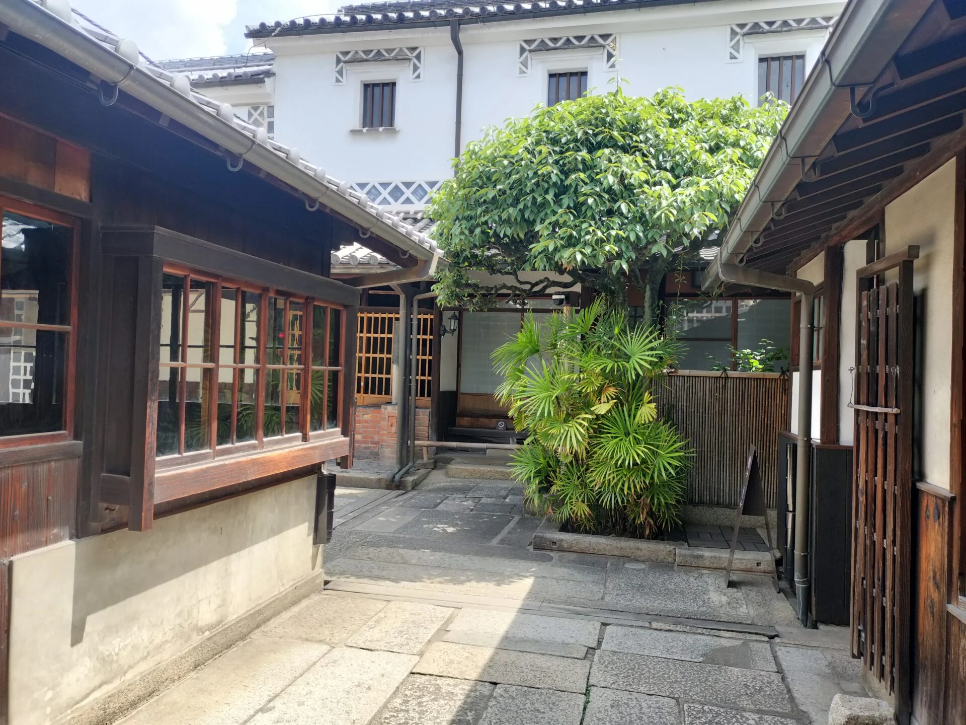 土間から展示室への道