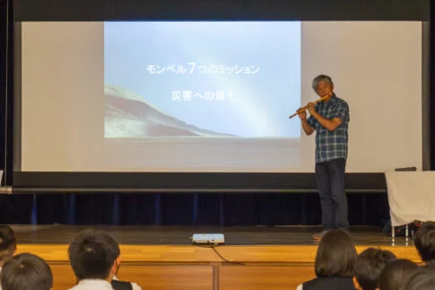 笛を吹くモンベル辰野勇会長