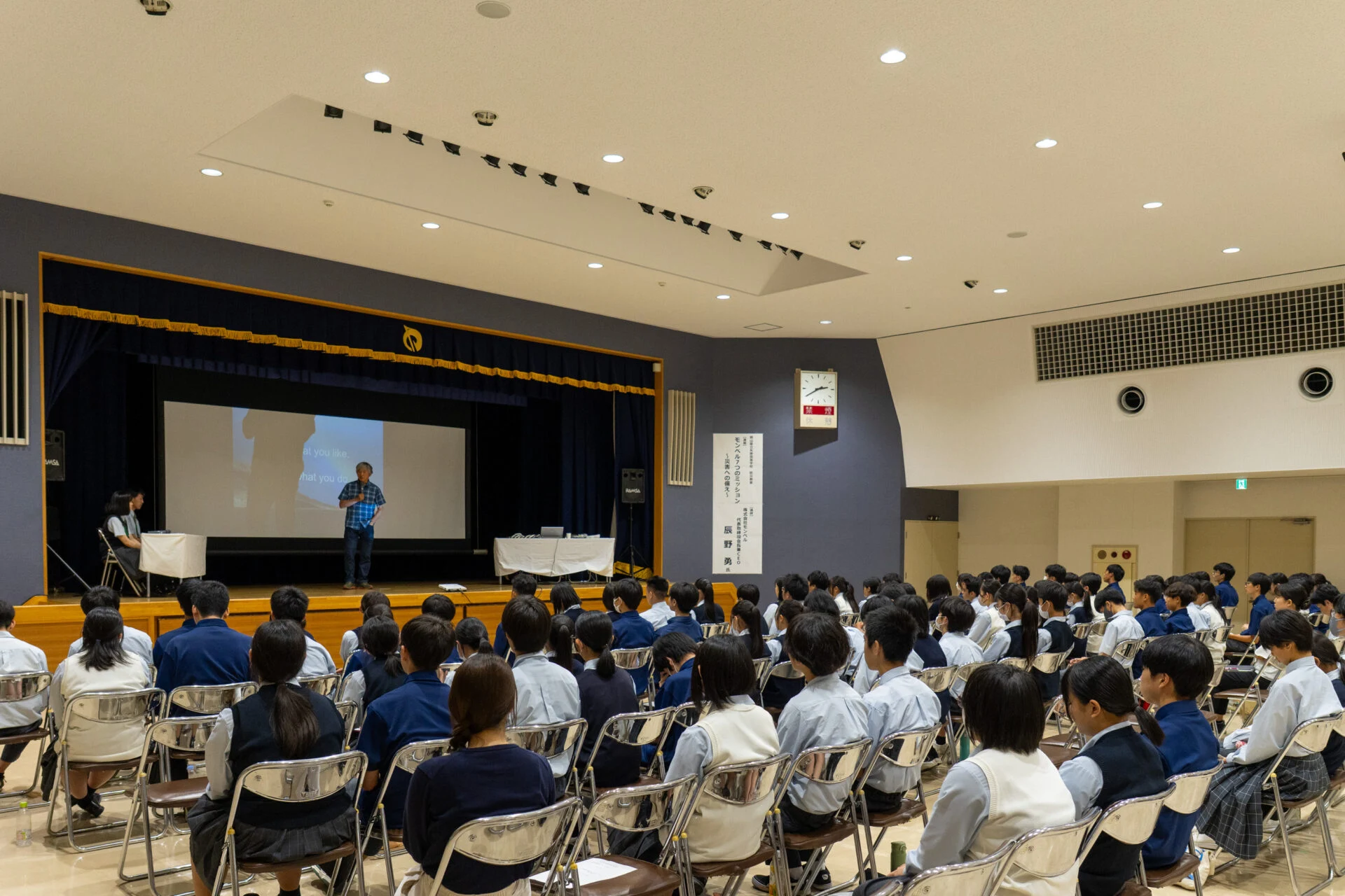 講演を聞く生徒たち