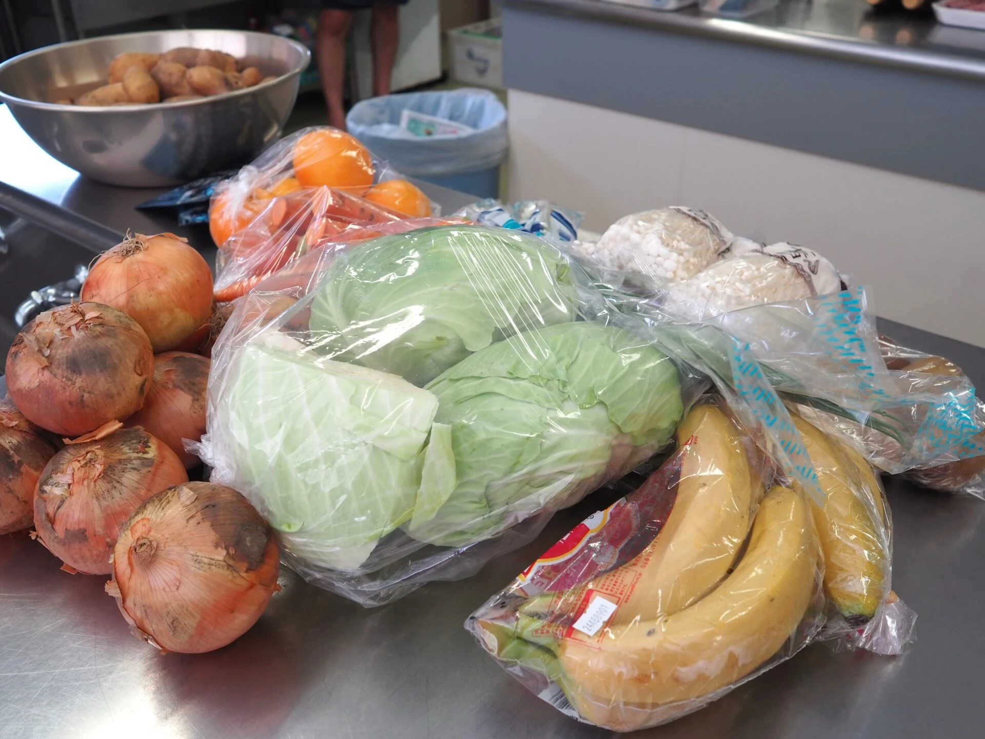 支援企業からの野菜や果物