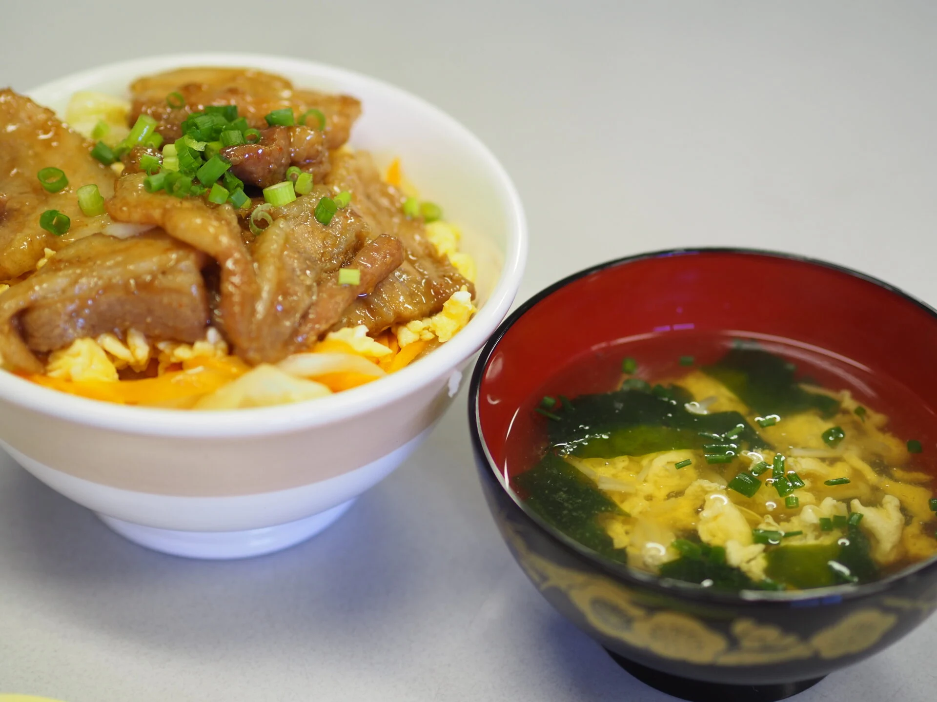 野菜たっぷりの豚丼と卵とわかめのすまし汁