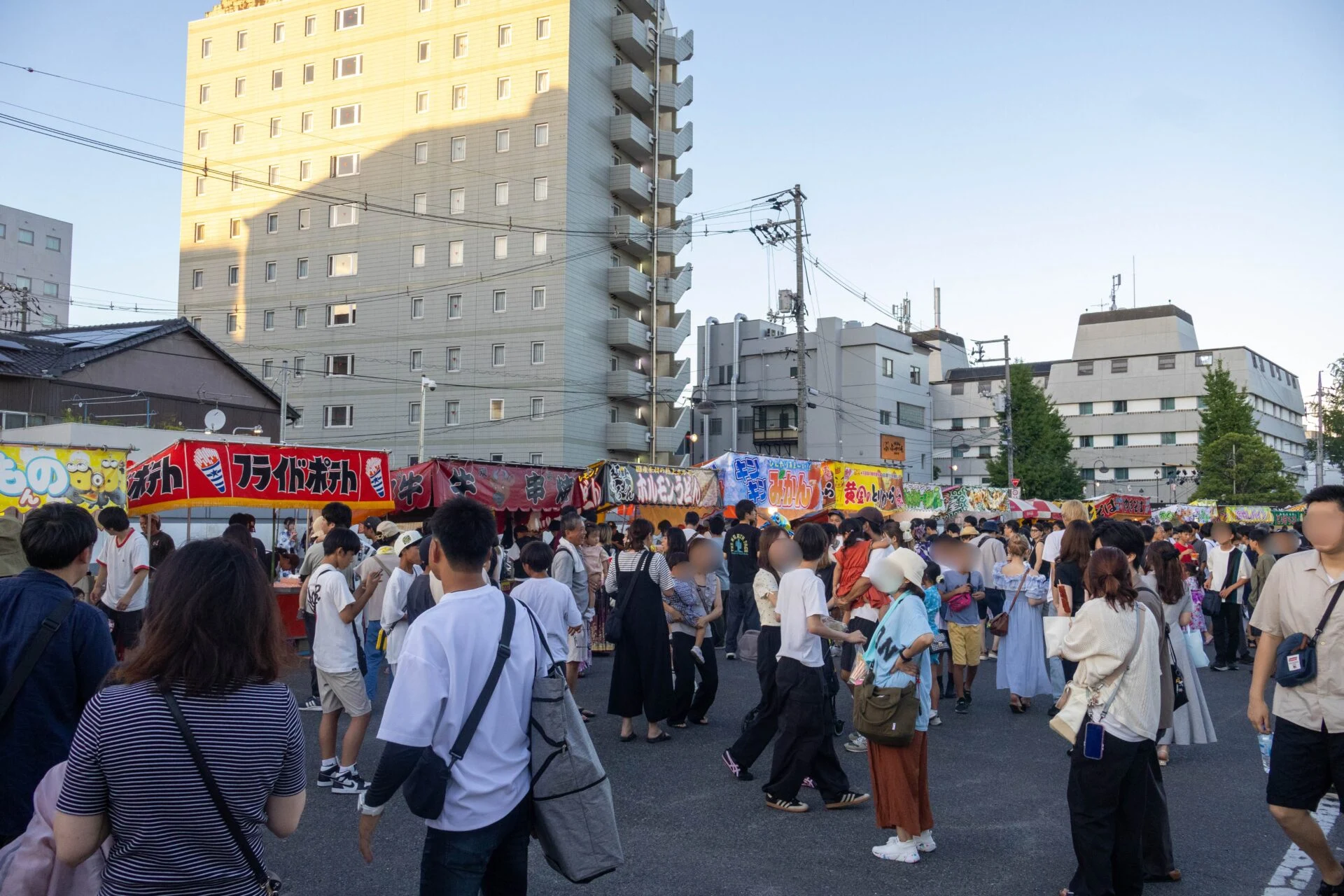 昔なつかしい夜店のようす
