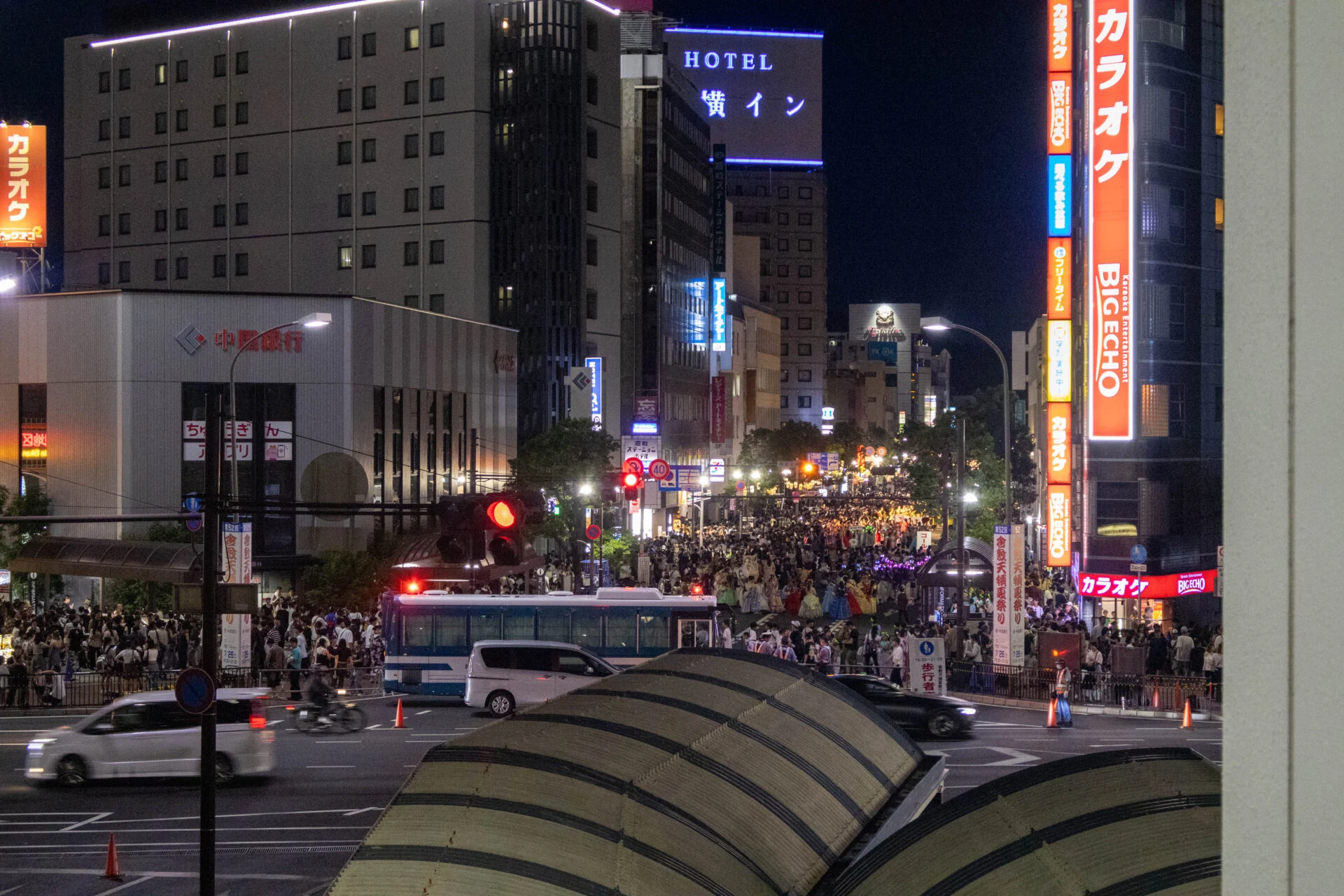 多くの人でにぎわった倉敷駅前