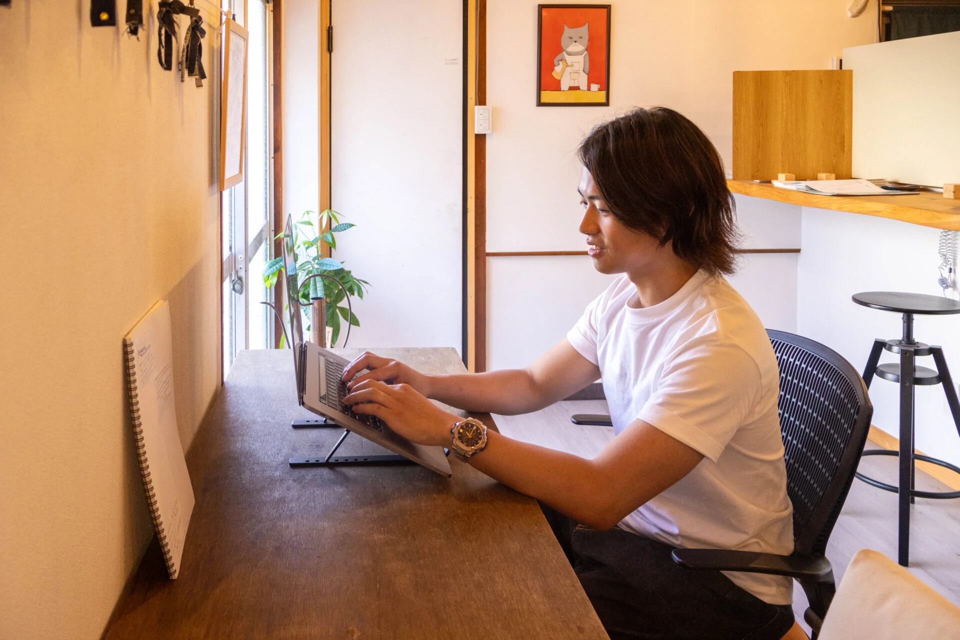 作業をする黒明さん