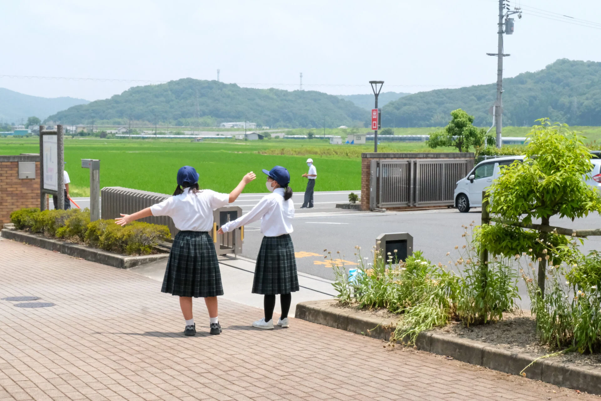 交通整理する生徒