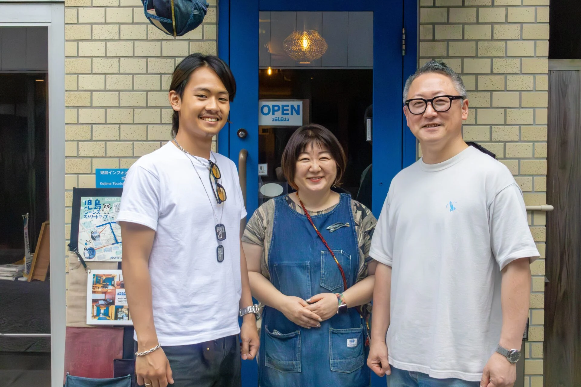 デニムロッジネストの女将・中庭さん（真ん中）と、ガラクタスの代表の中埜さん（右）と一緒に。