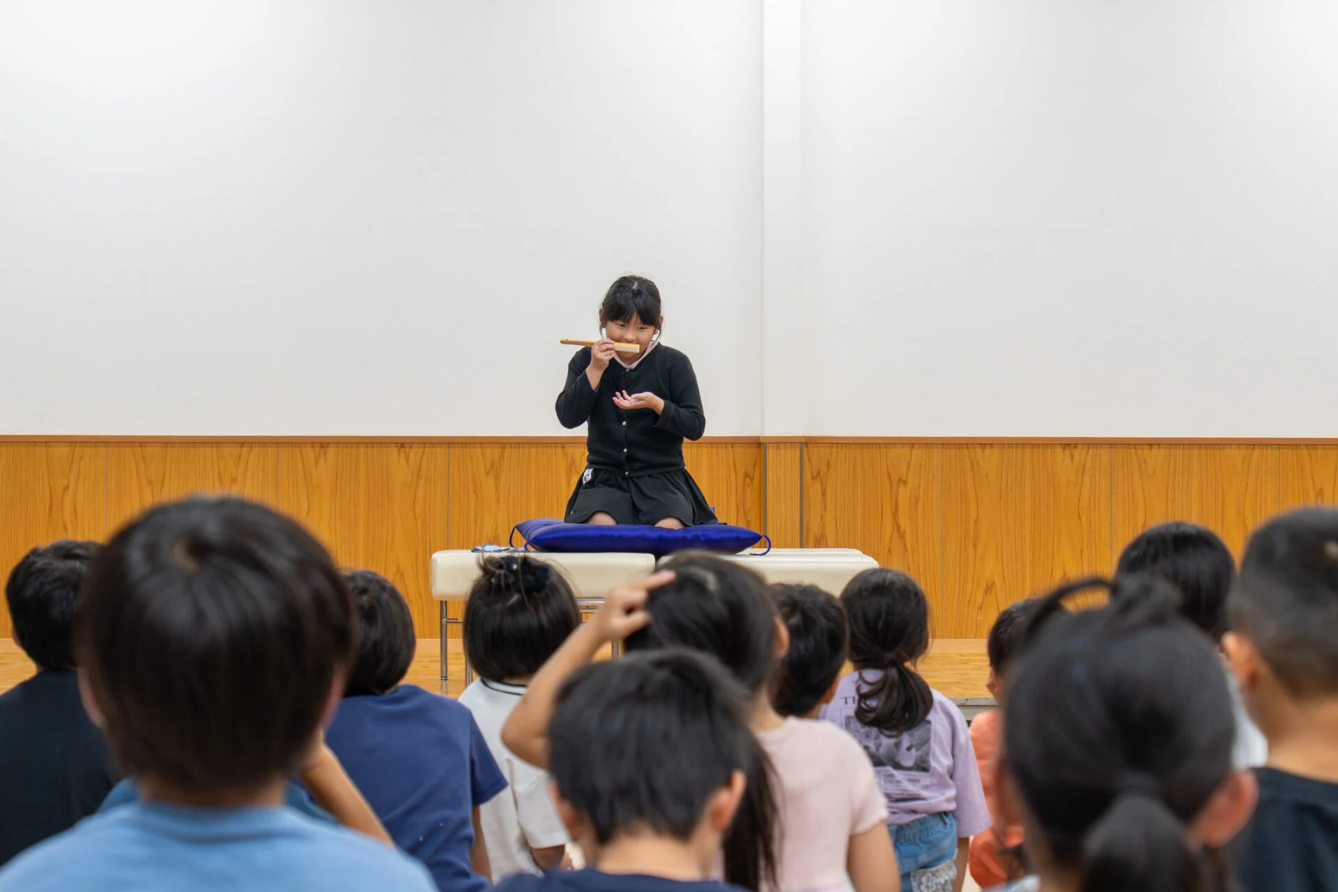 「そばをすする」演技に挑戦する小学生