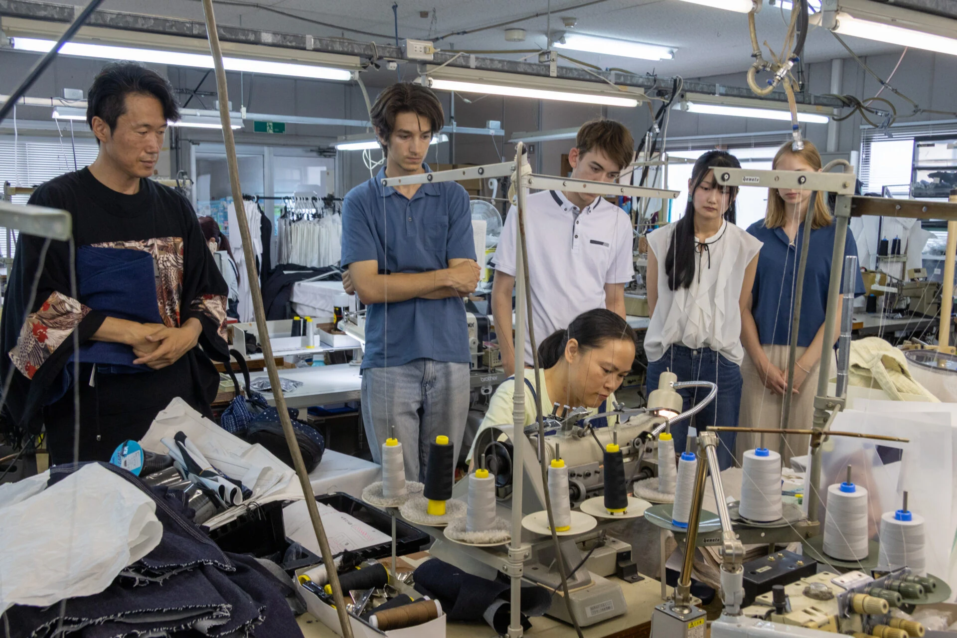 青木被服での縫製作業の見学風景
