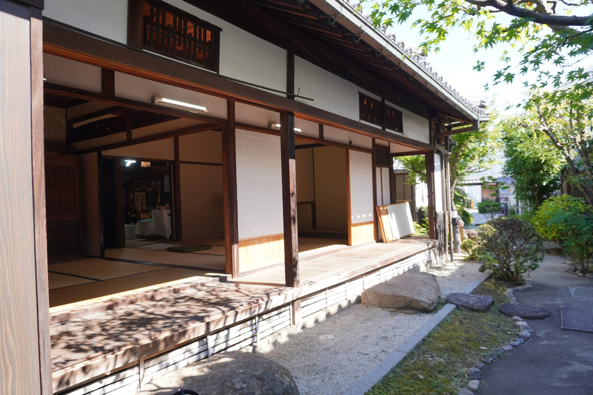 庭側から見た母屋
