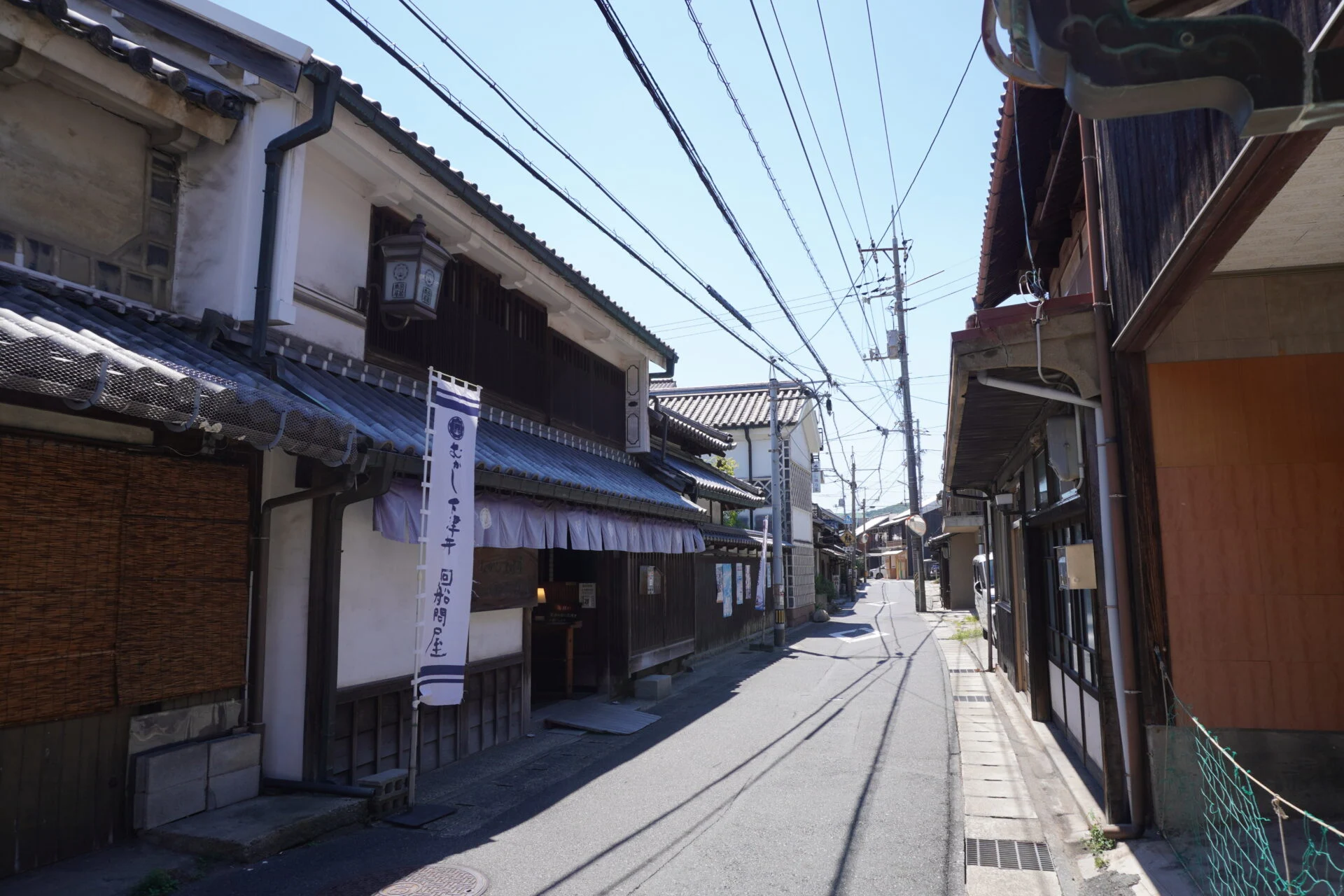 この通り沿いに多くの店が立ち並んでいた