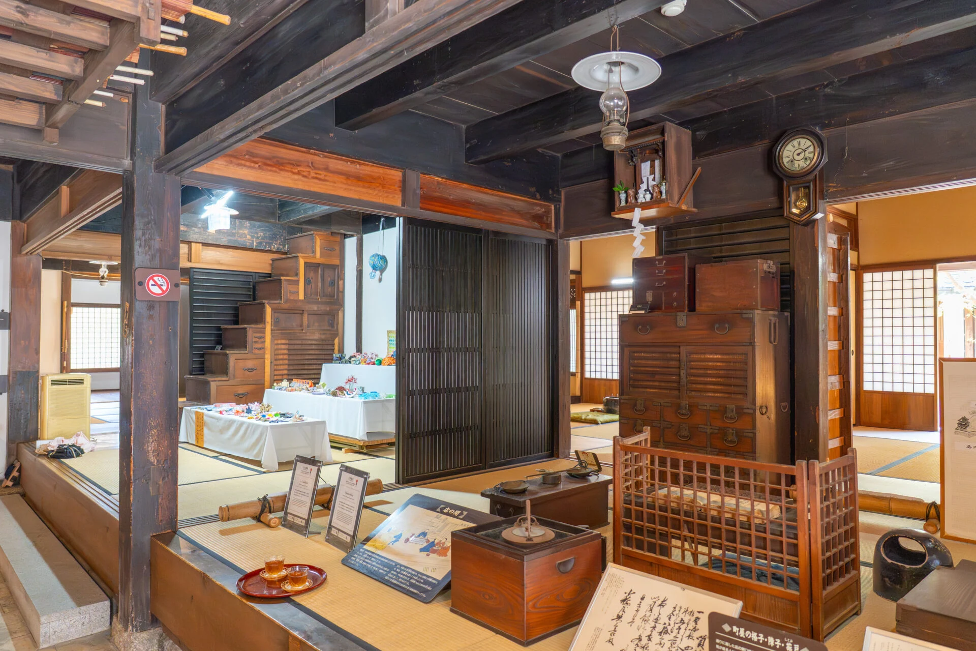 通り土間から見た母屋