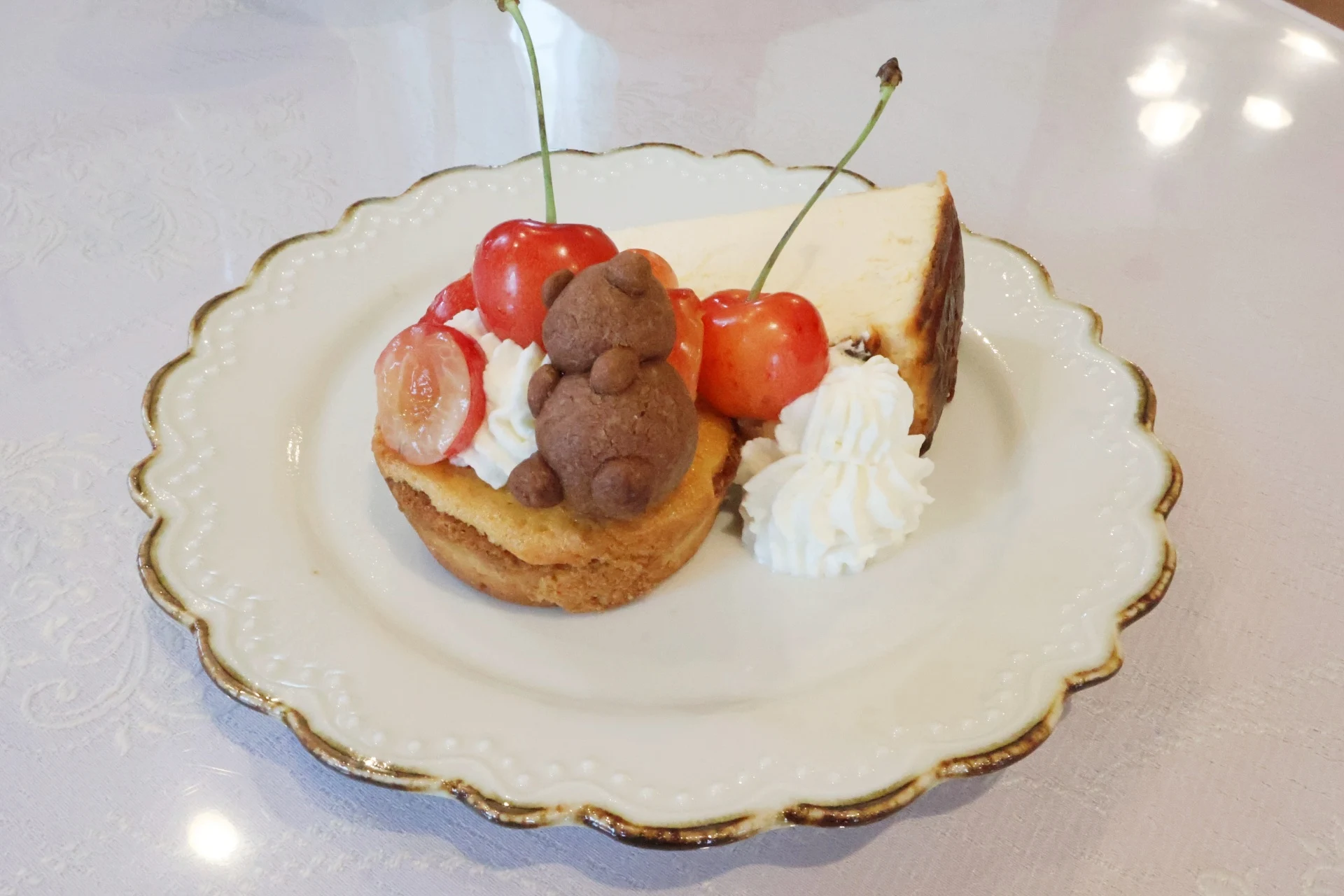 チェリーのミニチーズケーキとミニタルト