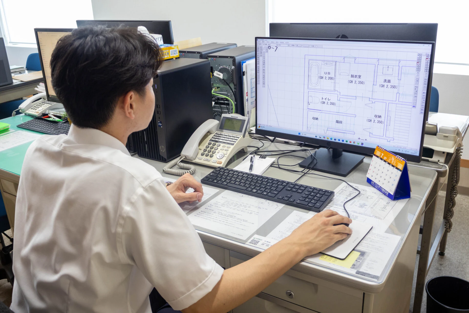 CADの作業をおこなう赤田さん