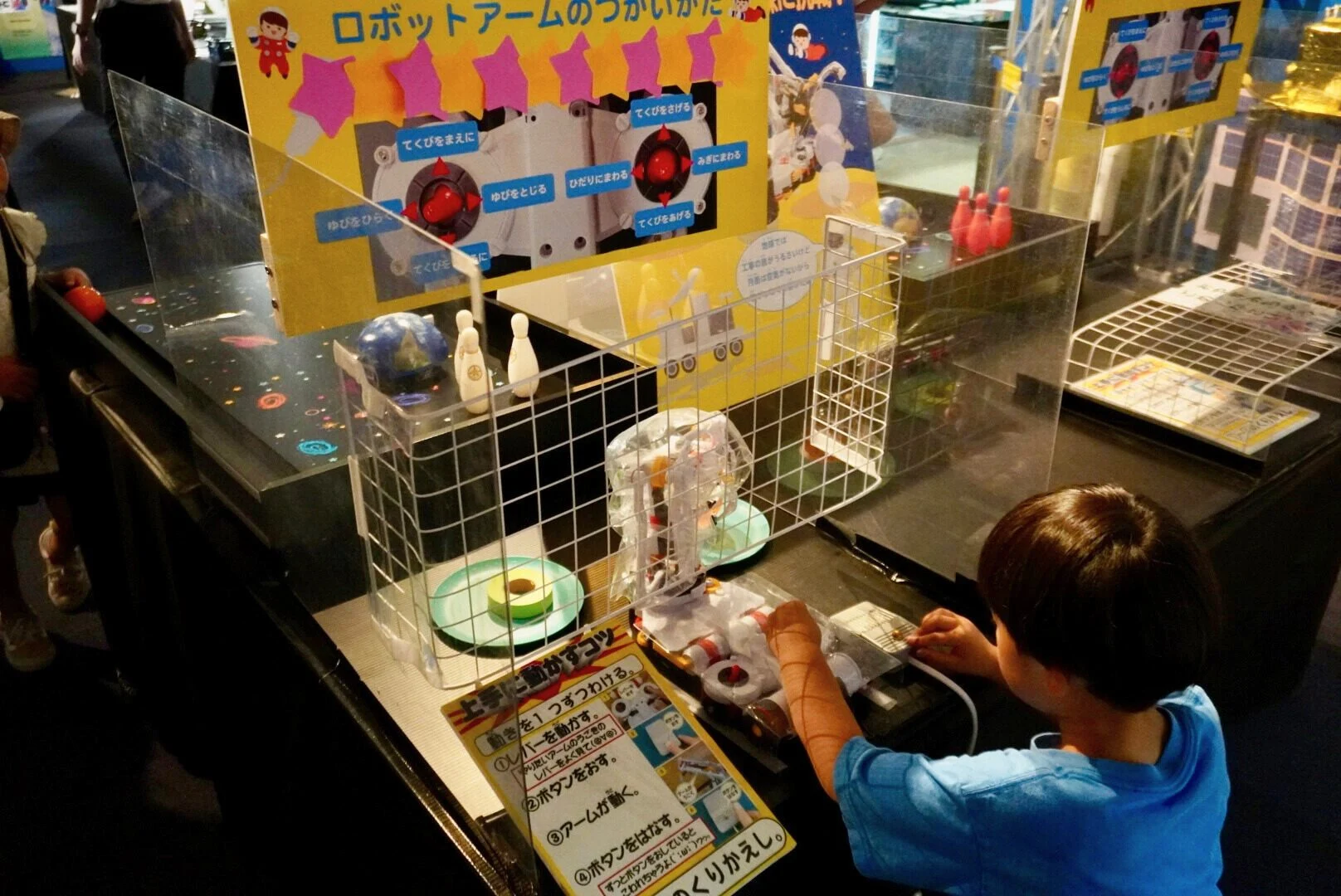 ロボットアームを操作する子ども