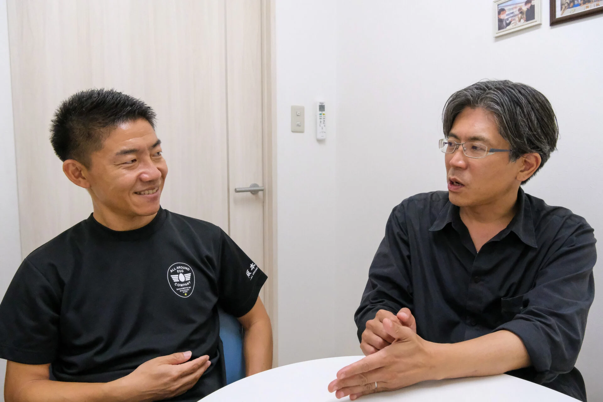 左：阪本鶏卵代表の阪本晃好さん、右：相談支援センターいろどりの佐藤将一さん