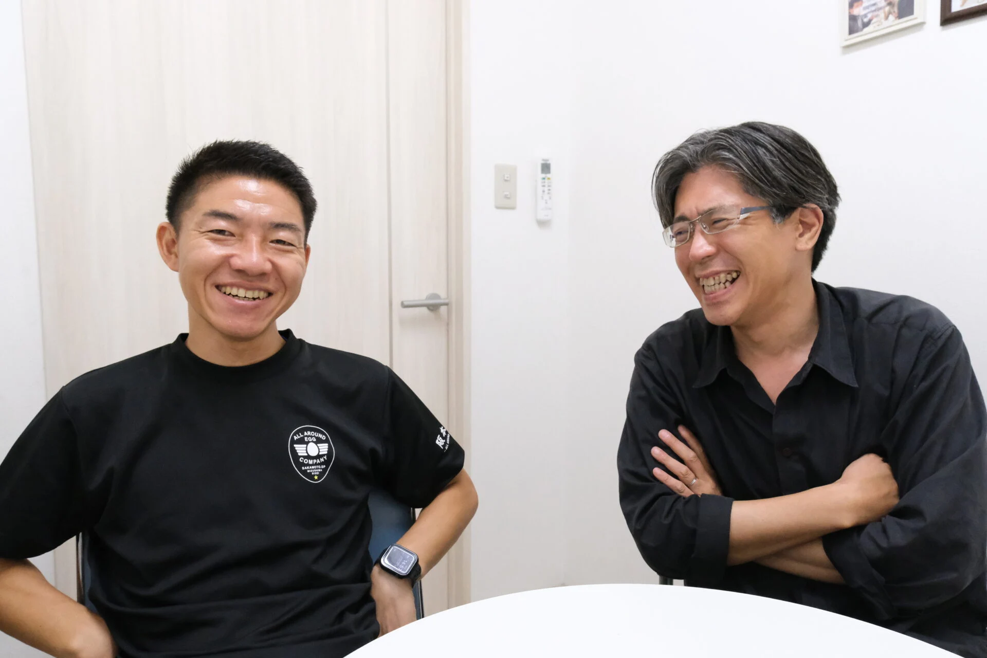 笑顔で語り合う二人