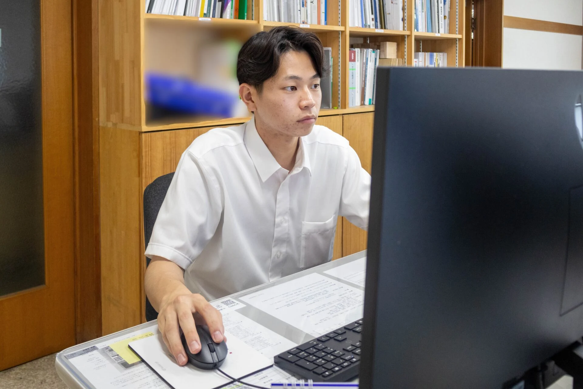 作業中の赤田さん